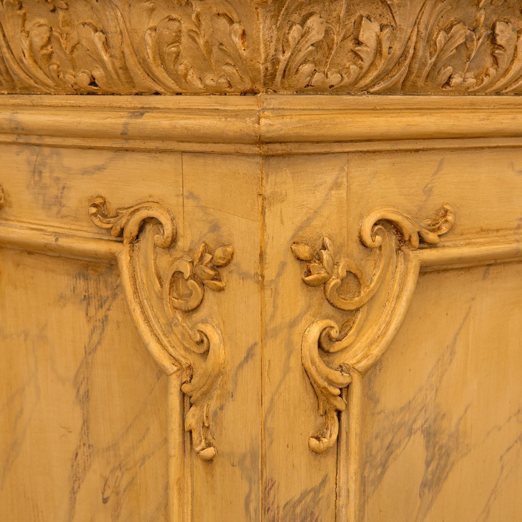 Paar französische Marmorsockel aus dem 19. Jahrhundert im Stil von Louis XVI, kunstvoll bemalt (Holz) im Angebot