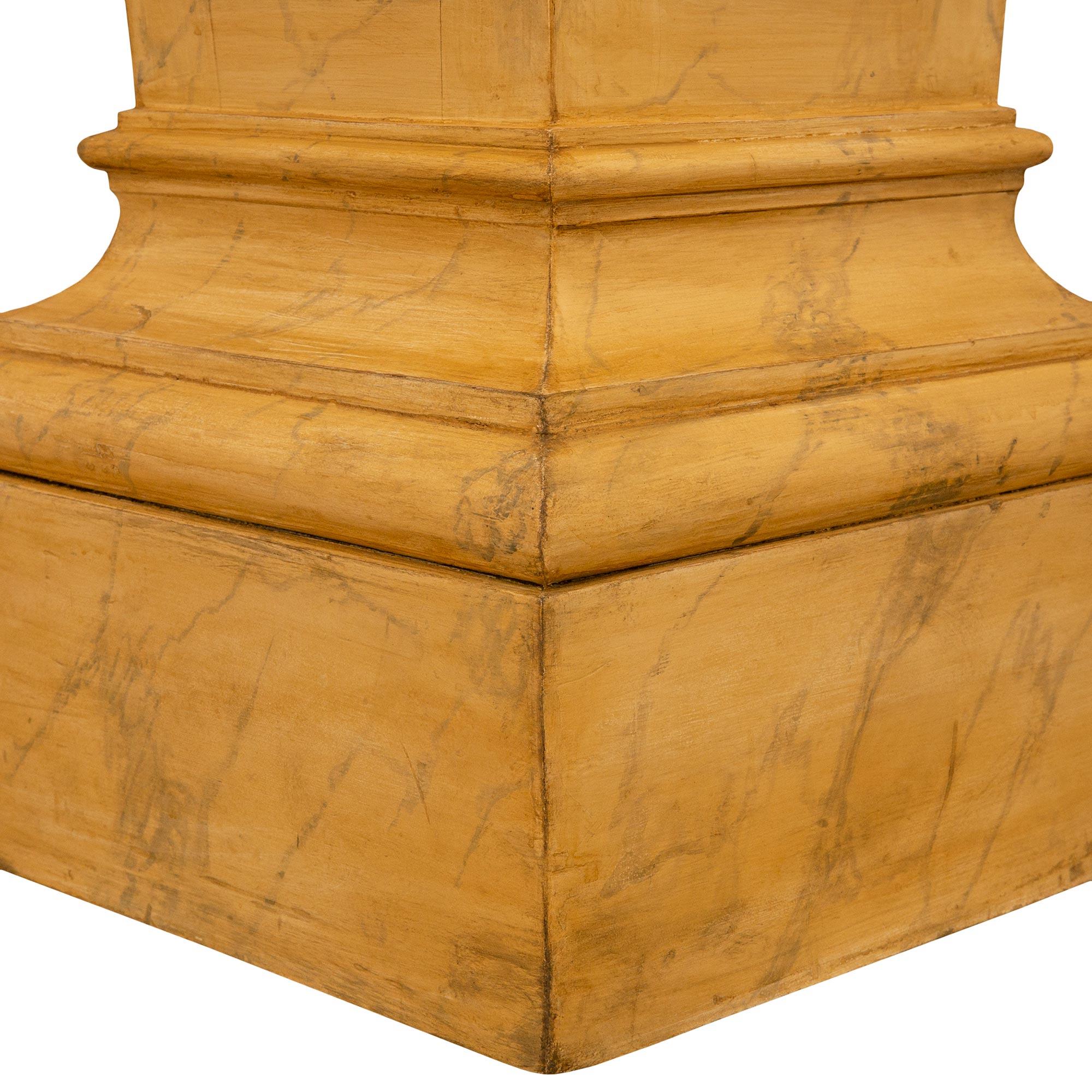 Paar französische Marmorsockel aus dem 19. Jahrhundert im Stil von Louis XVI, kunstvoll bemalt im Angebot 2