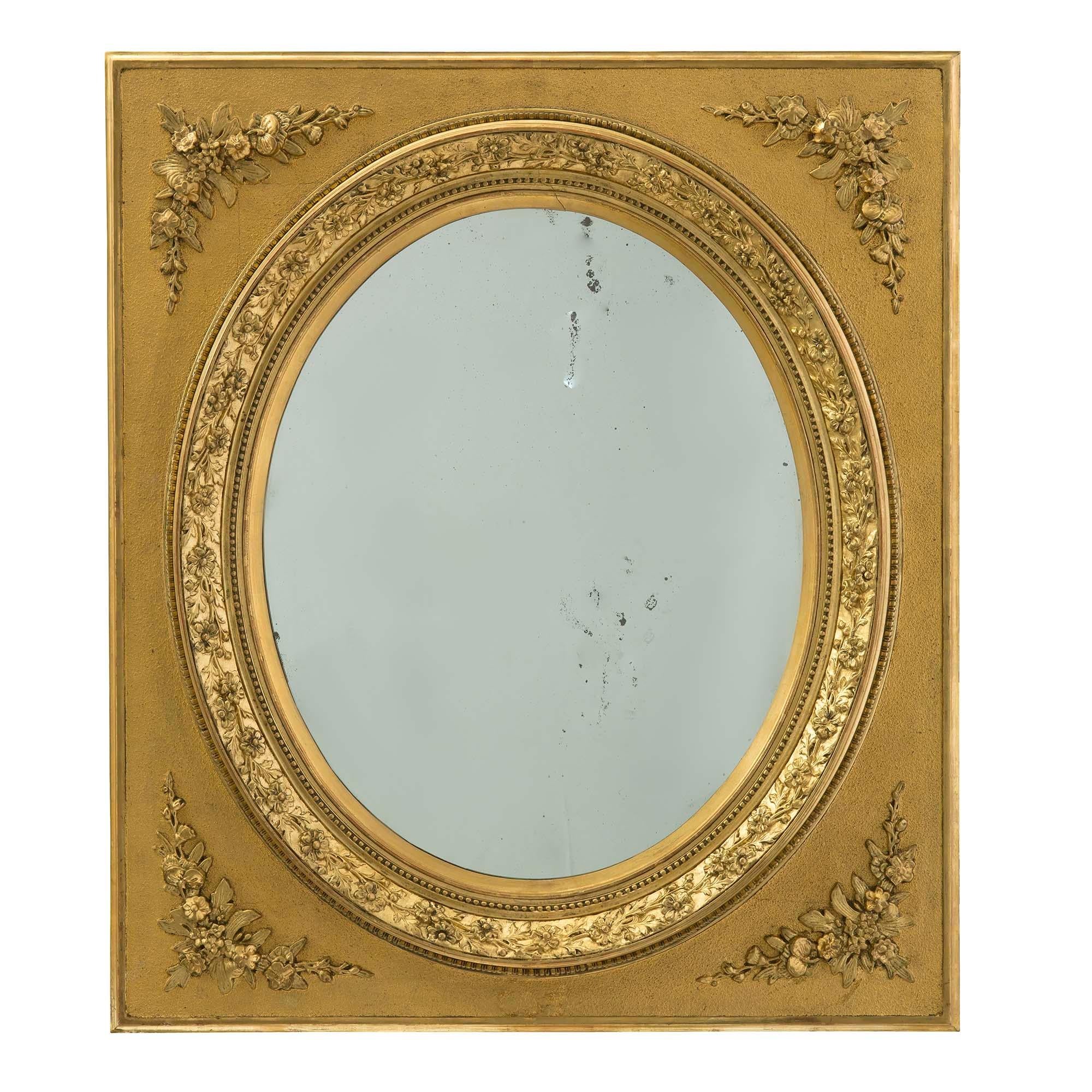 Français Paire de miroirs en bois doré de style Louis XVI du 19ème siècle français en vente