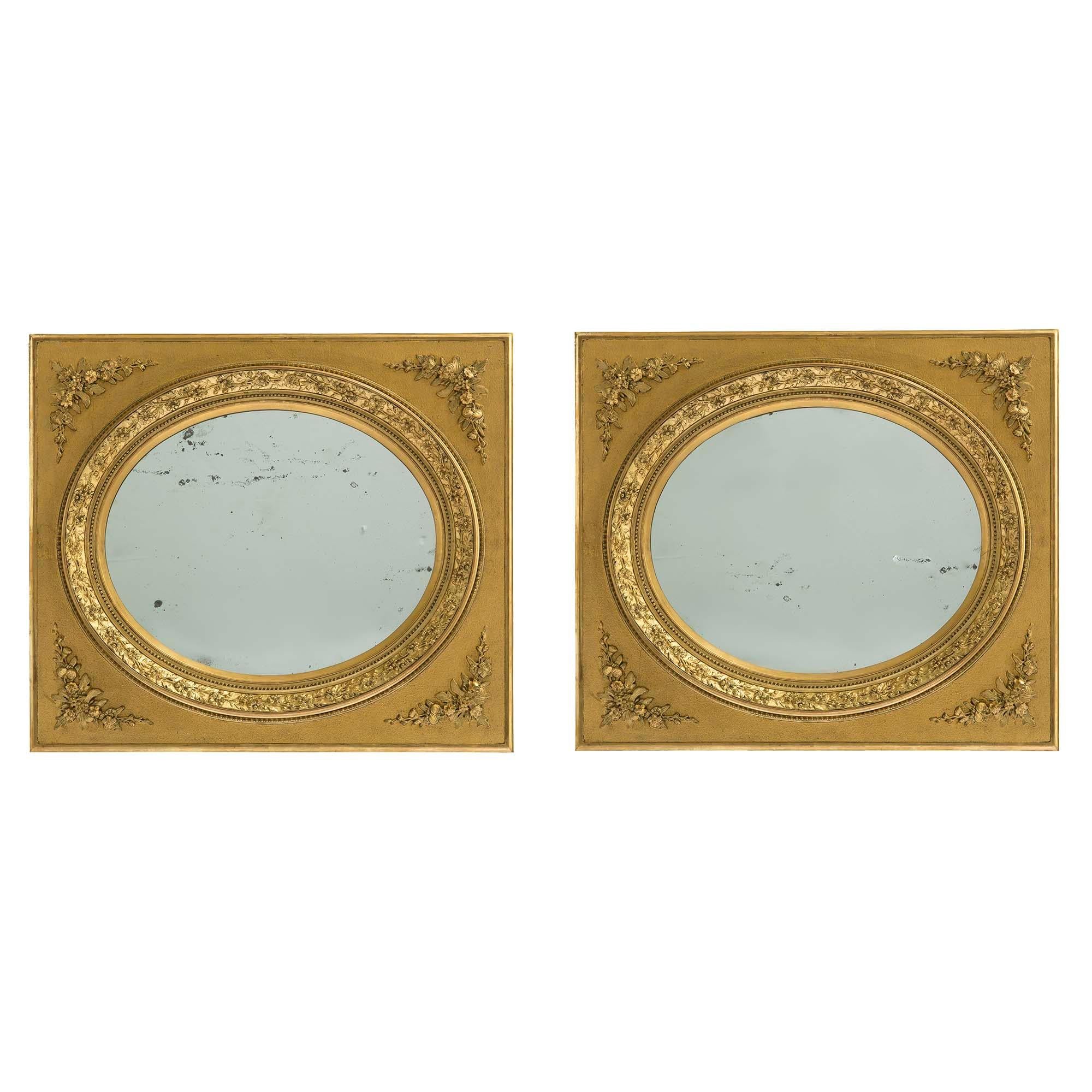 Paire de miroirs en bois doré de style Louis XVI du 19ème siècle français en vente 1