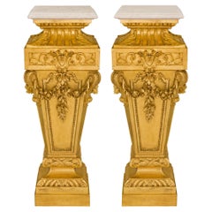 Paire de colonnes à piédestaux en bois doré et marbre de style Louis XVI du 19ème siècle français