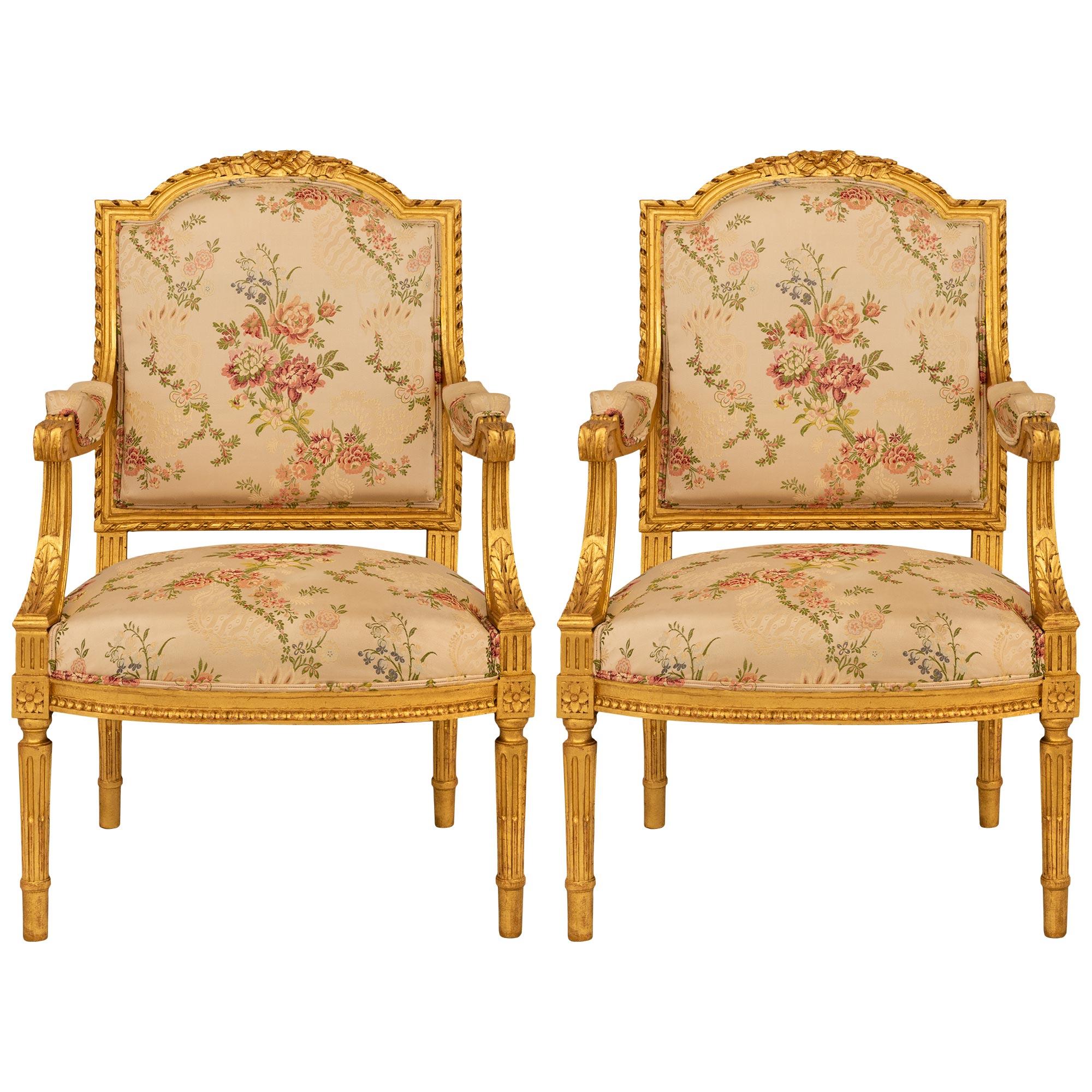 Paire de fauteuils français Louis XVI du 19ème siècle en bois doré en vente 4
