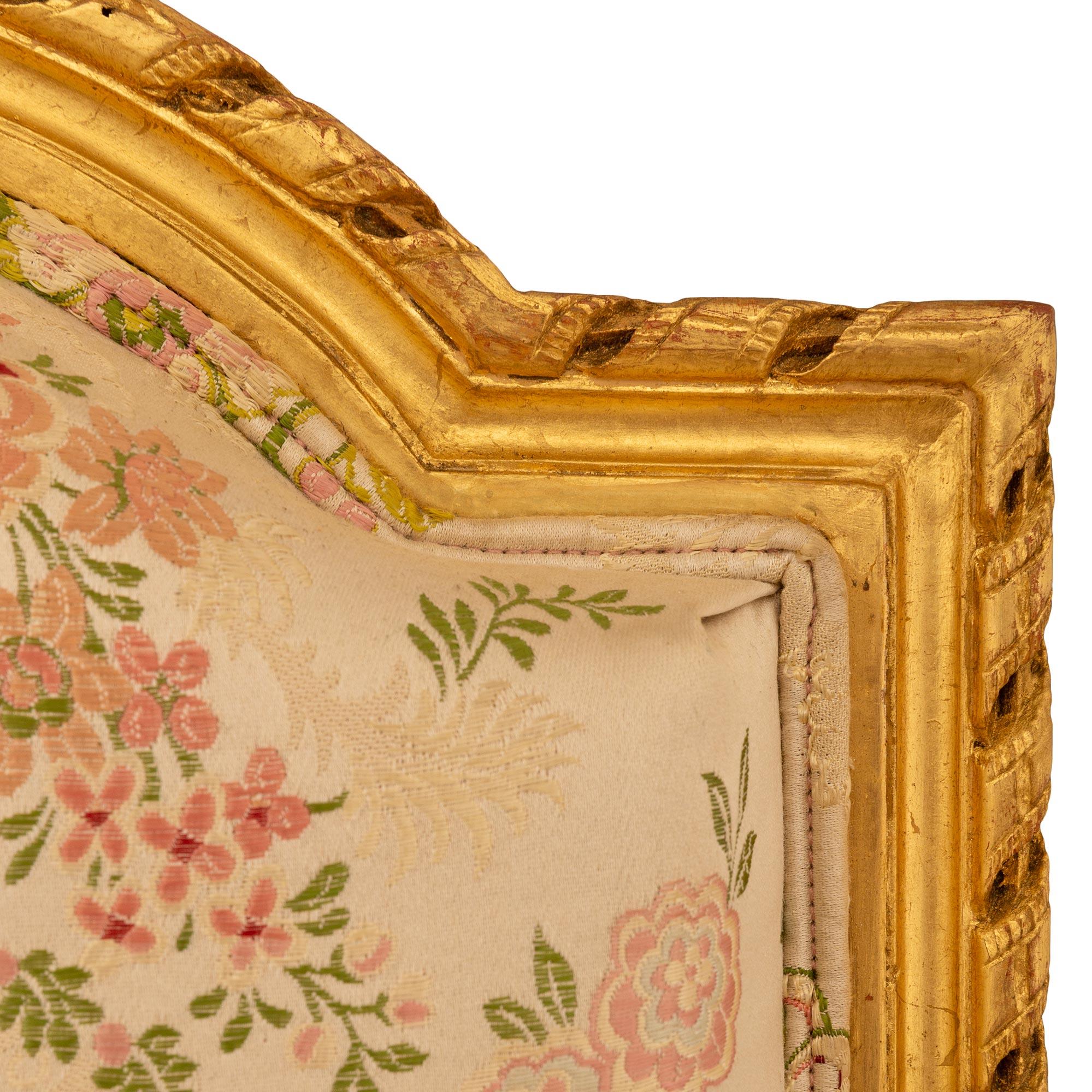 XIXe siècle Paire de fauteuils français Louis XVI du 19ème siècle en bois doré en vente