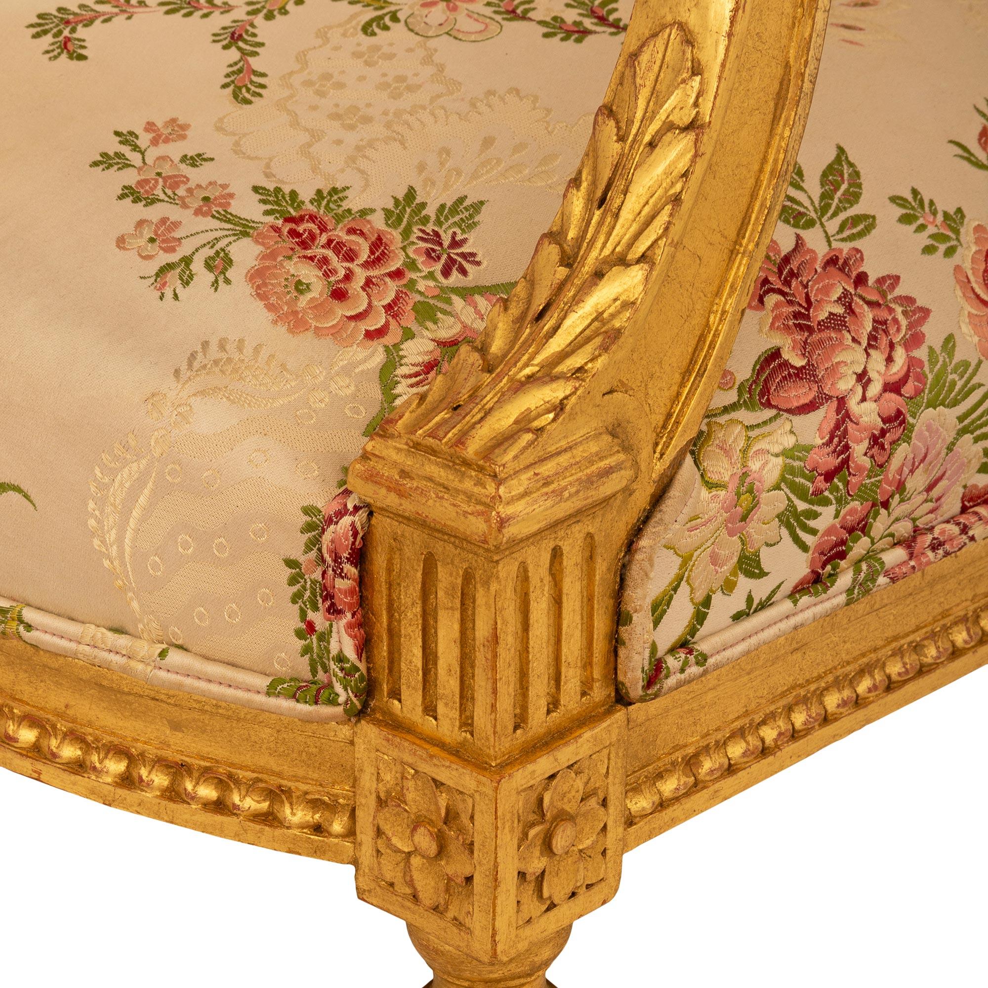 Paire de fauteuils français Louis XVI du 19ème siècle en bois doré en vente 2