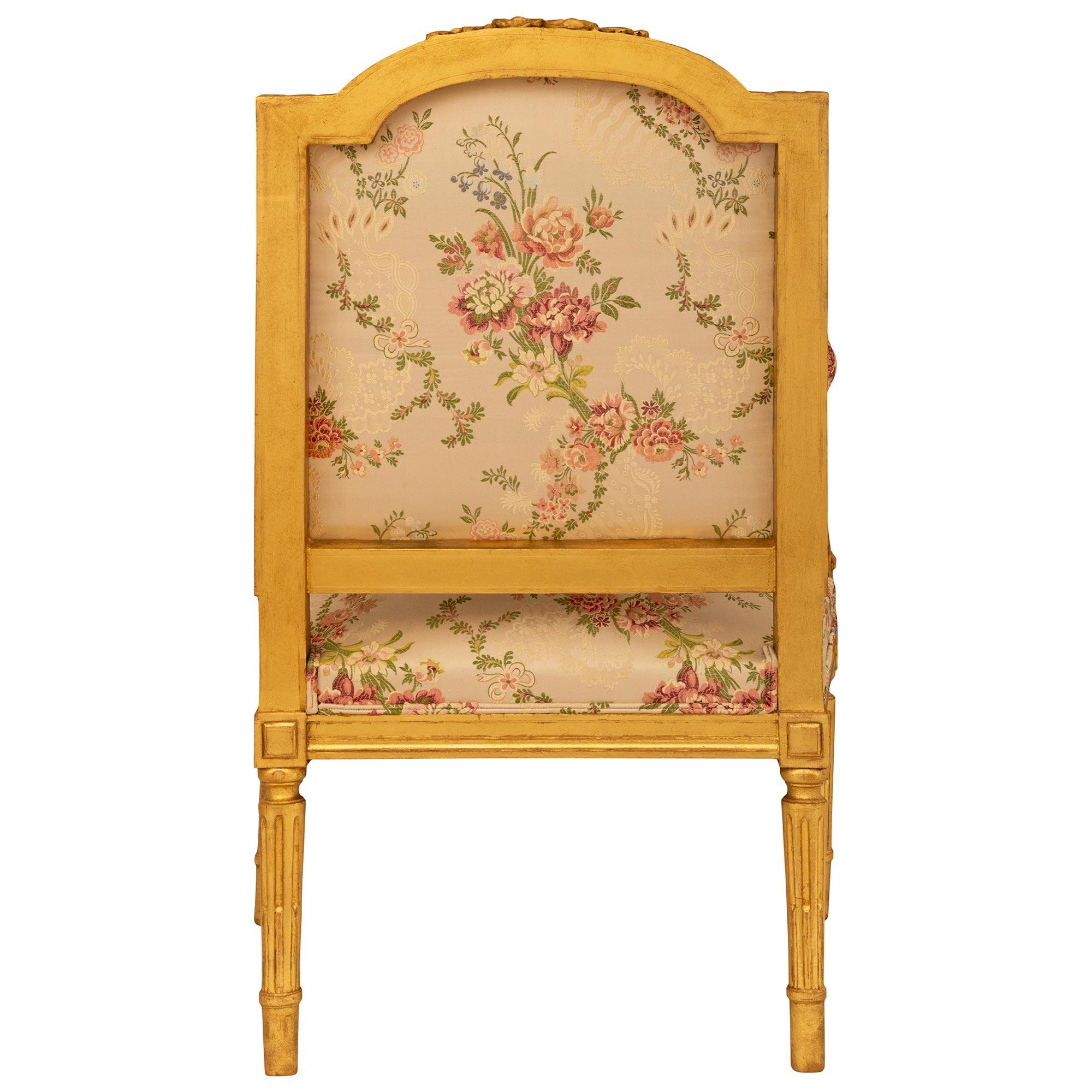 Paire de fauteuils français Louis XVI du 19ème siècle en bois doré en vente 3