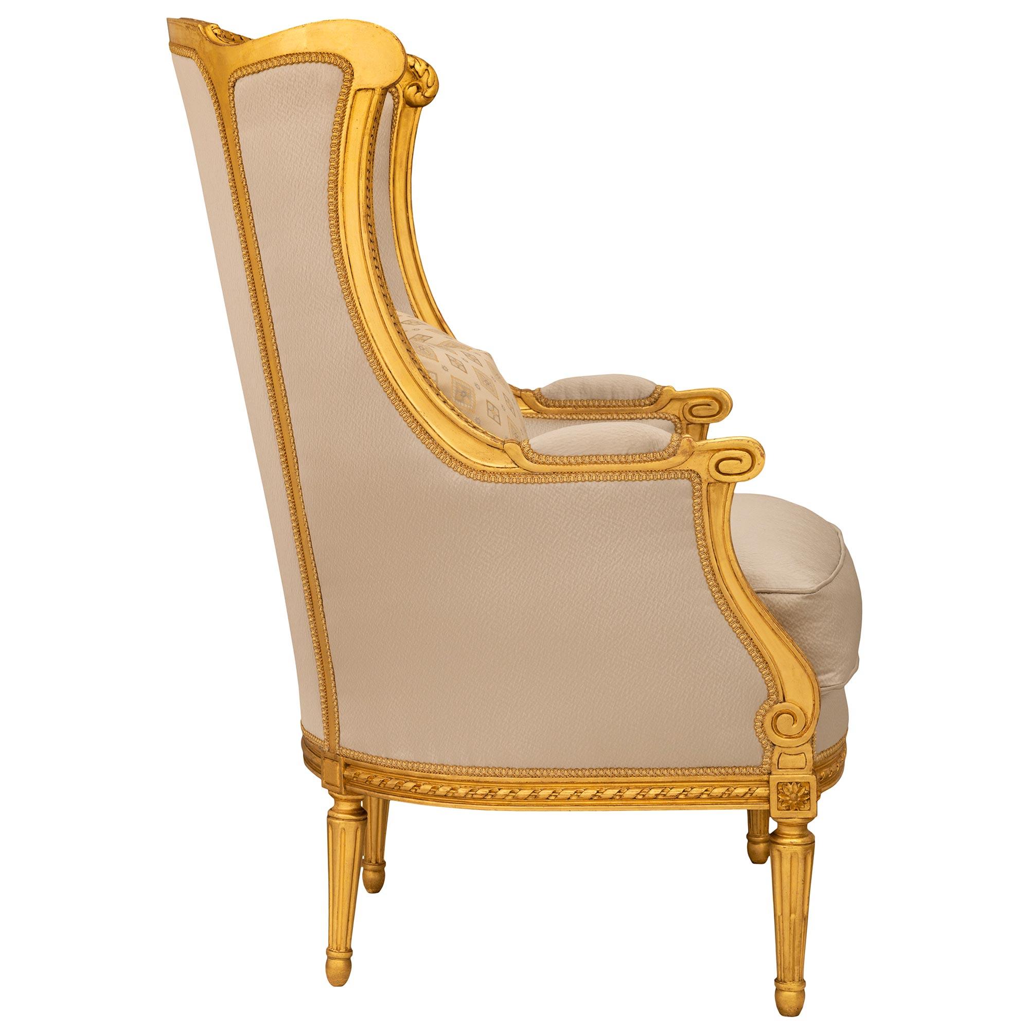 Français Paire de fauteuils Bergère en bois doré de style Louis XVI du XIXe siècle en vente