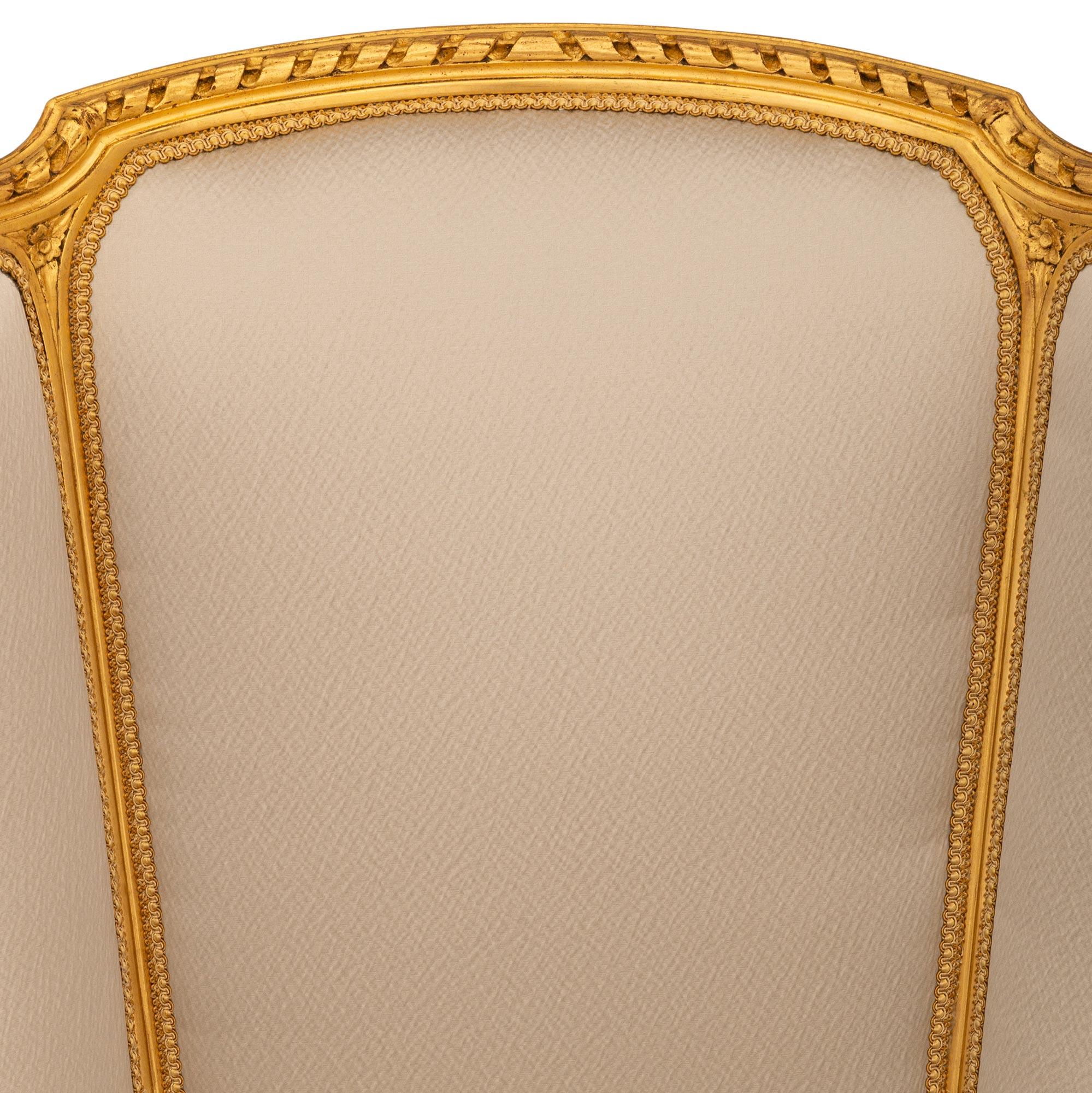 Bois doré Paire de fauteuils Bergère en bois doré de style Louis XVI du XIXe siècle en vente
