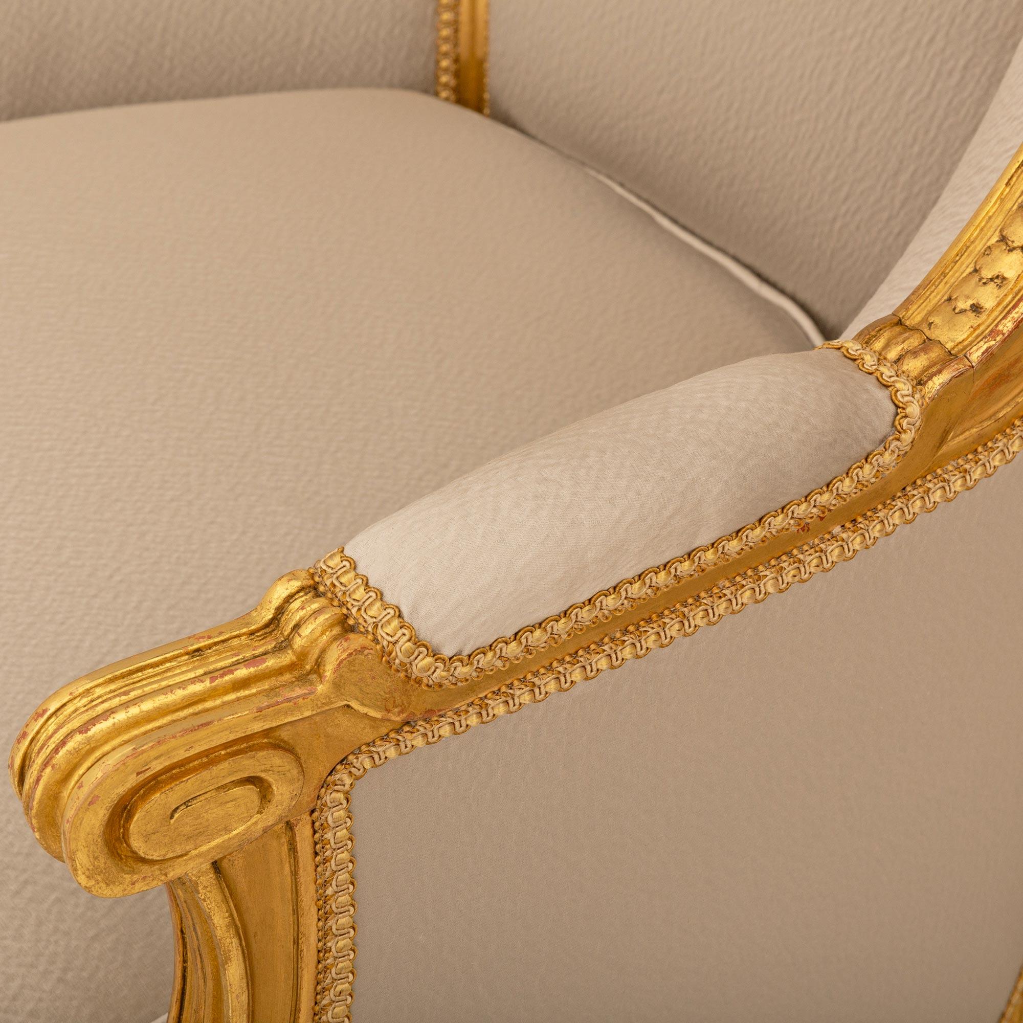 Paire de fauteuils Bergère en bois doré de style Louis XVI du XIXe siècle en vente 2