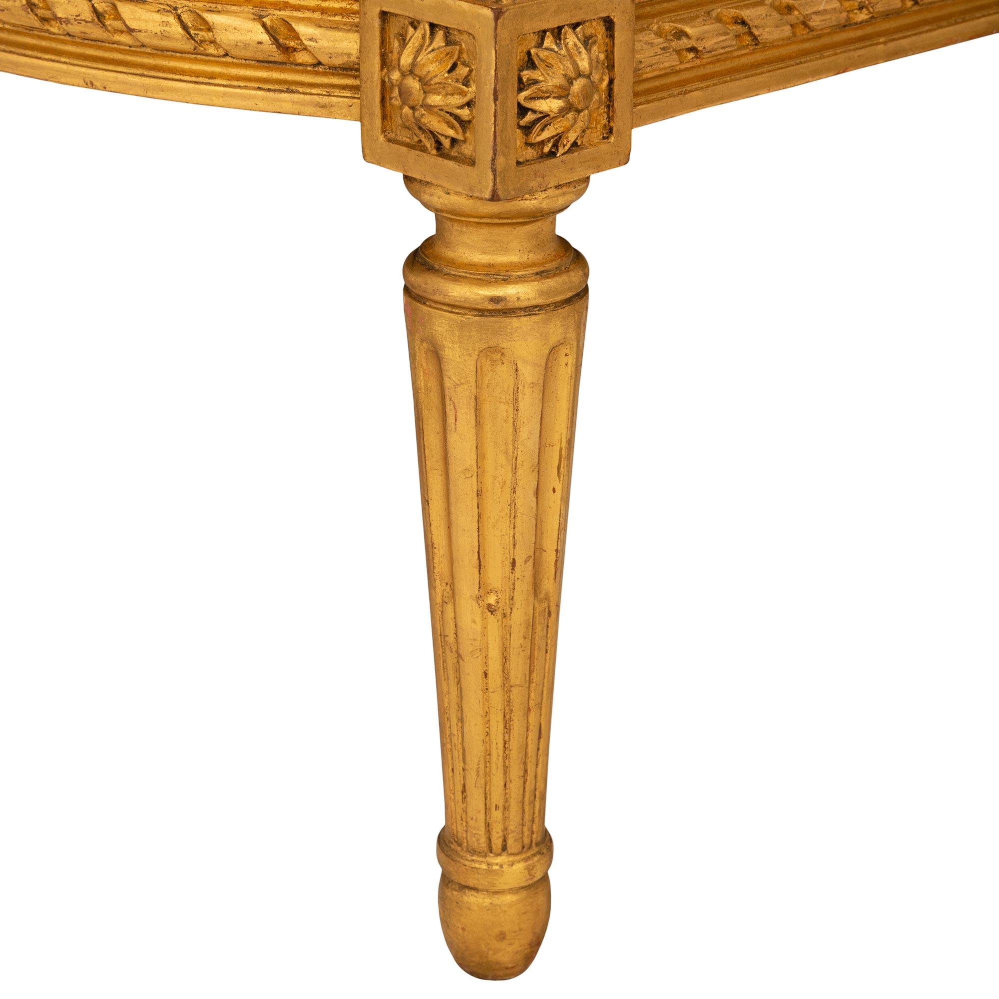 Paire de fauteuils Bergère en bois doré de style Louis XVI du XIXe siècle en vente 4