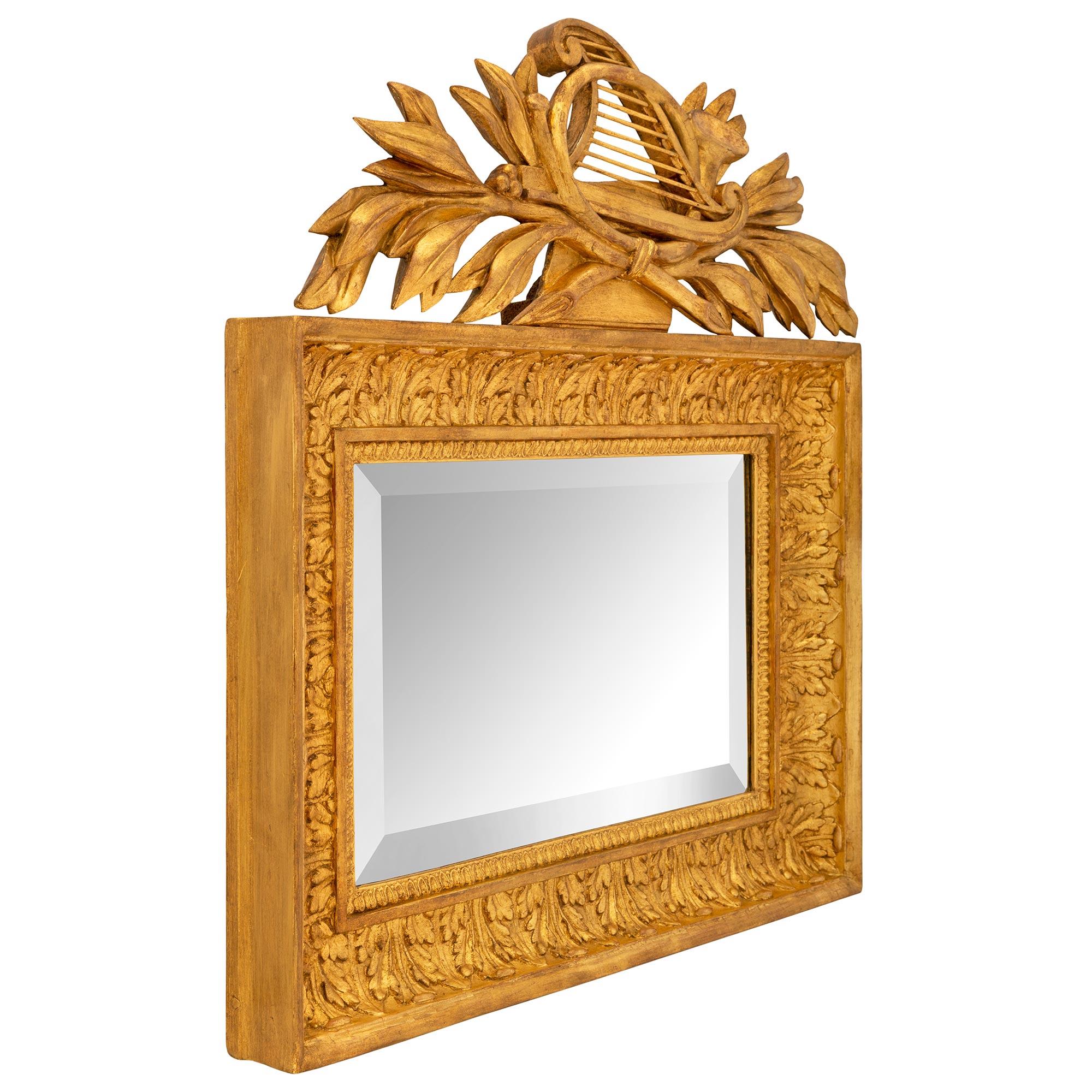 Ein schönes, echtes Paar französischer Vergoldungsspiegel aus dem 19. Jahrhundert im Stil Louis XVI. Jeder kleine Spiegel behält seine ursprüngliche abgeschrägte Spiegelplatte, die in ein elegantes Coeur de Rai-Band eingefasst ist, sowie eine