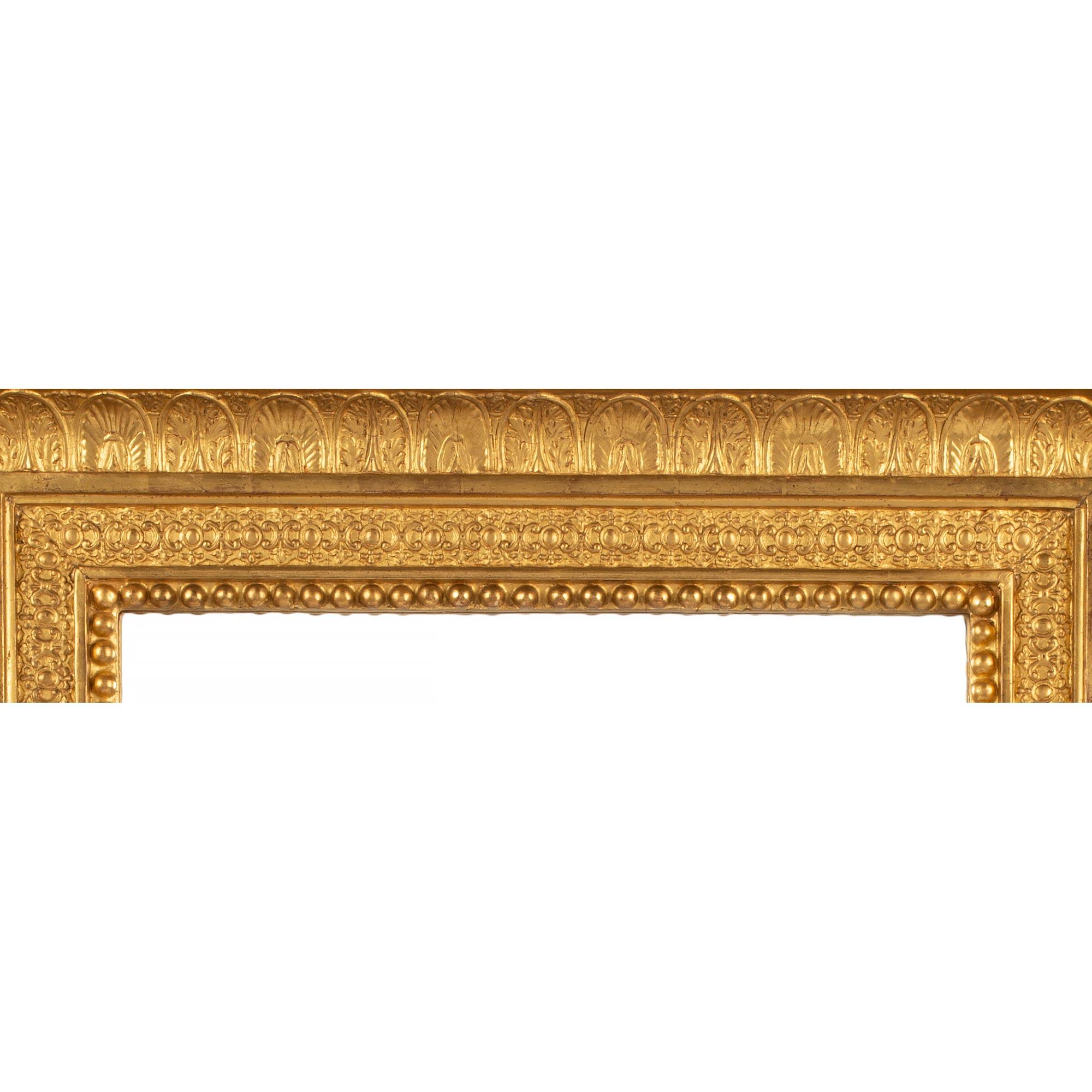 Français Paire de miroirs en bois doré de style Louis XVI du 19ème siècle français en vente