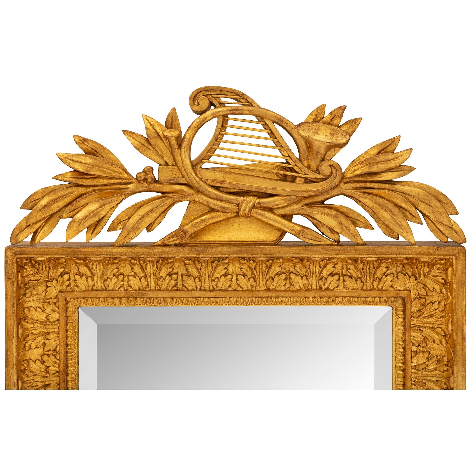 Français Paire de miroirs en bois doré de style Louis XVI du 19ème siècle français en vente