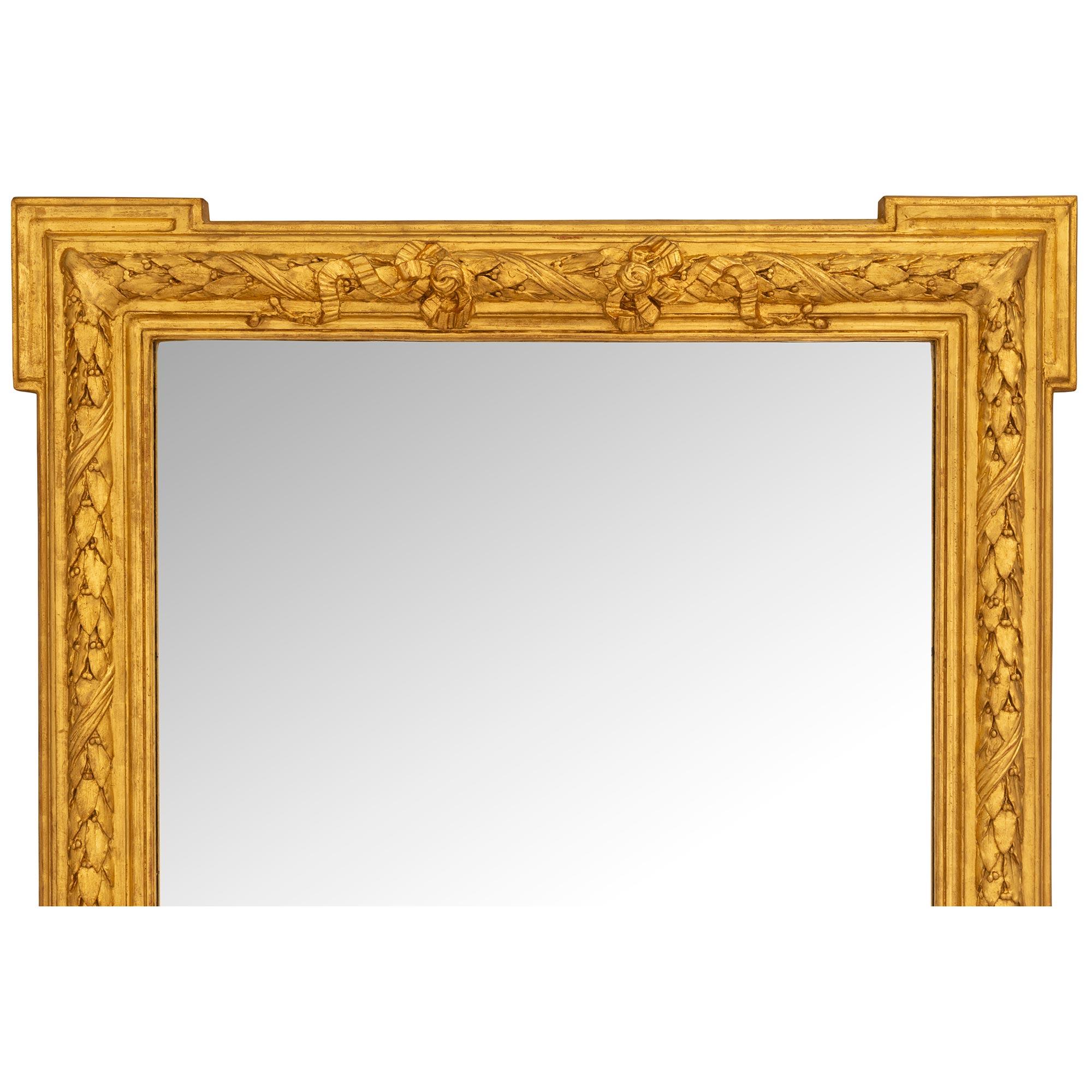 Francese Coppia di specchi francesi del XIX secolo Luigi XVI in legno dorato in vendita