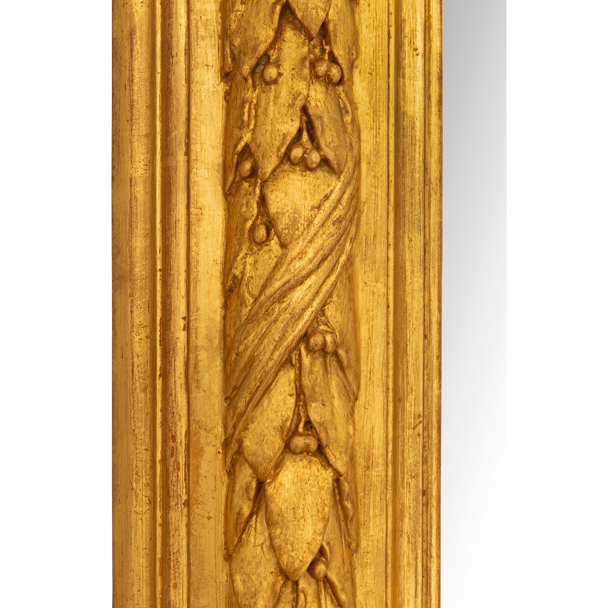 Coppia di specchi francesi del XIX secolo Luigi XVI in legno dorato in vendita 1