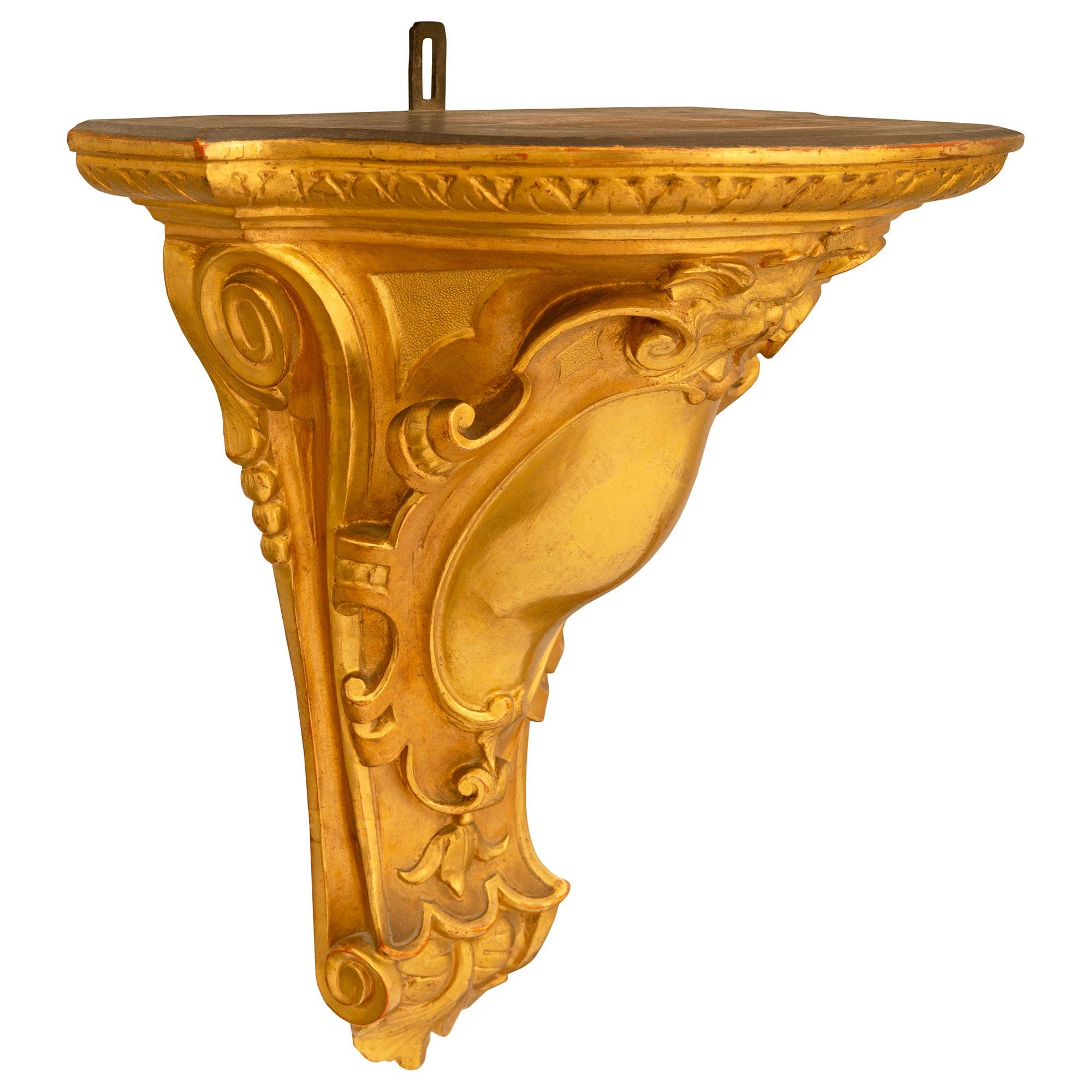 Paar französische Wandkonsolen aus Giltwood im Stil Louis XVI des 19. (Louis XVI.) im Angebot