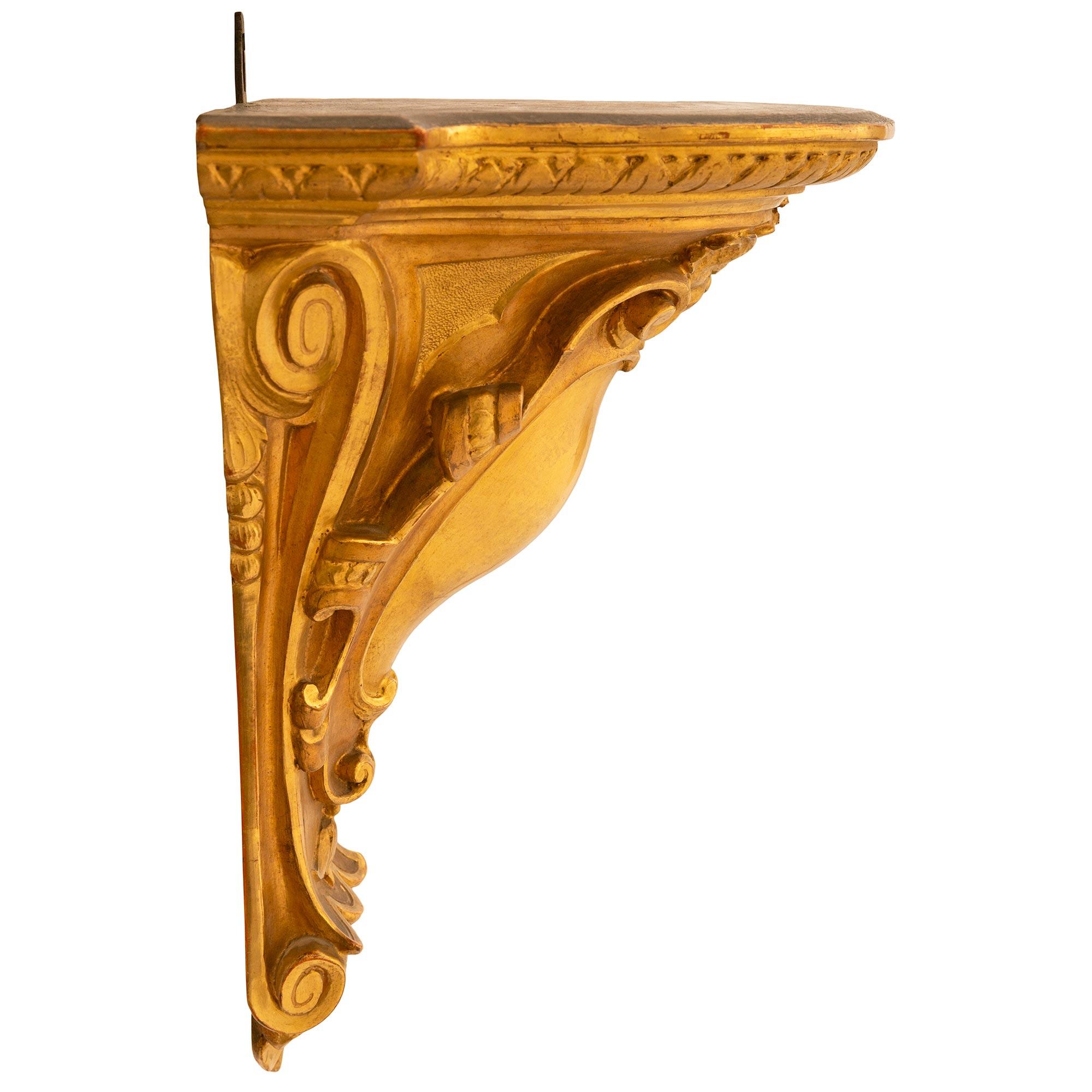 Paar französische Wandkonsolen aus Giltwood im Stil Louis XVI des 19. (Französisch) im Angebot
