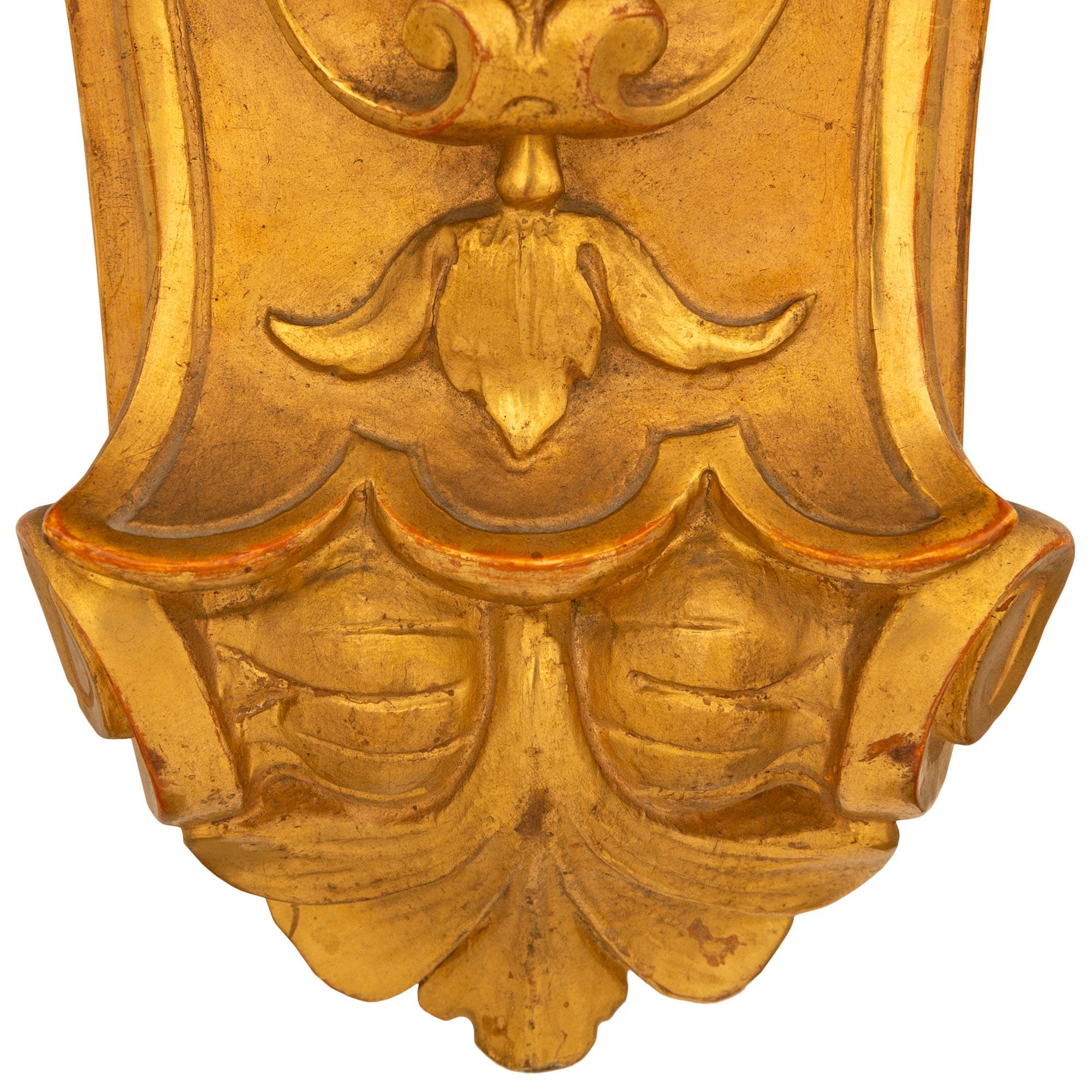 Paar französische Wandkonsolen aus Giltwood im Stil Louis XVI des 19. (Vergoldetes Holz) im Angebot