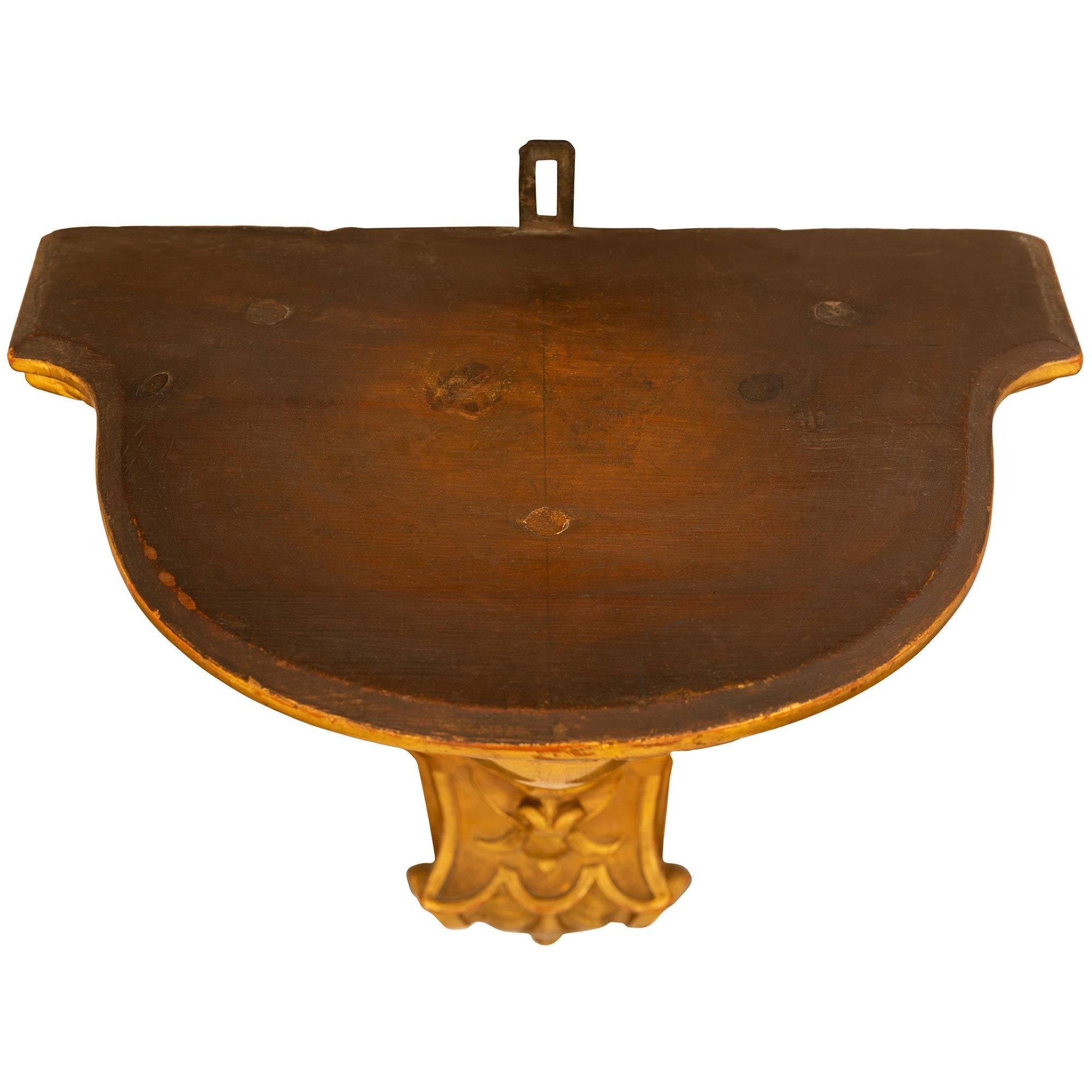 Paar französische Wandkonsolen aus Giltwood im Stil Louis XVI des 19. im Angebot 1