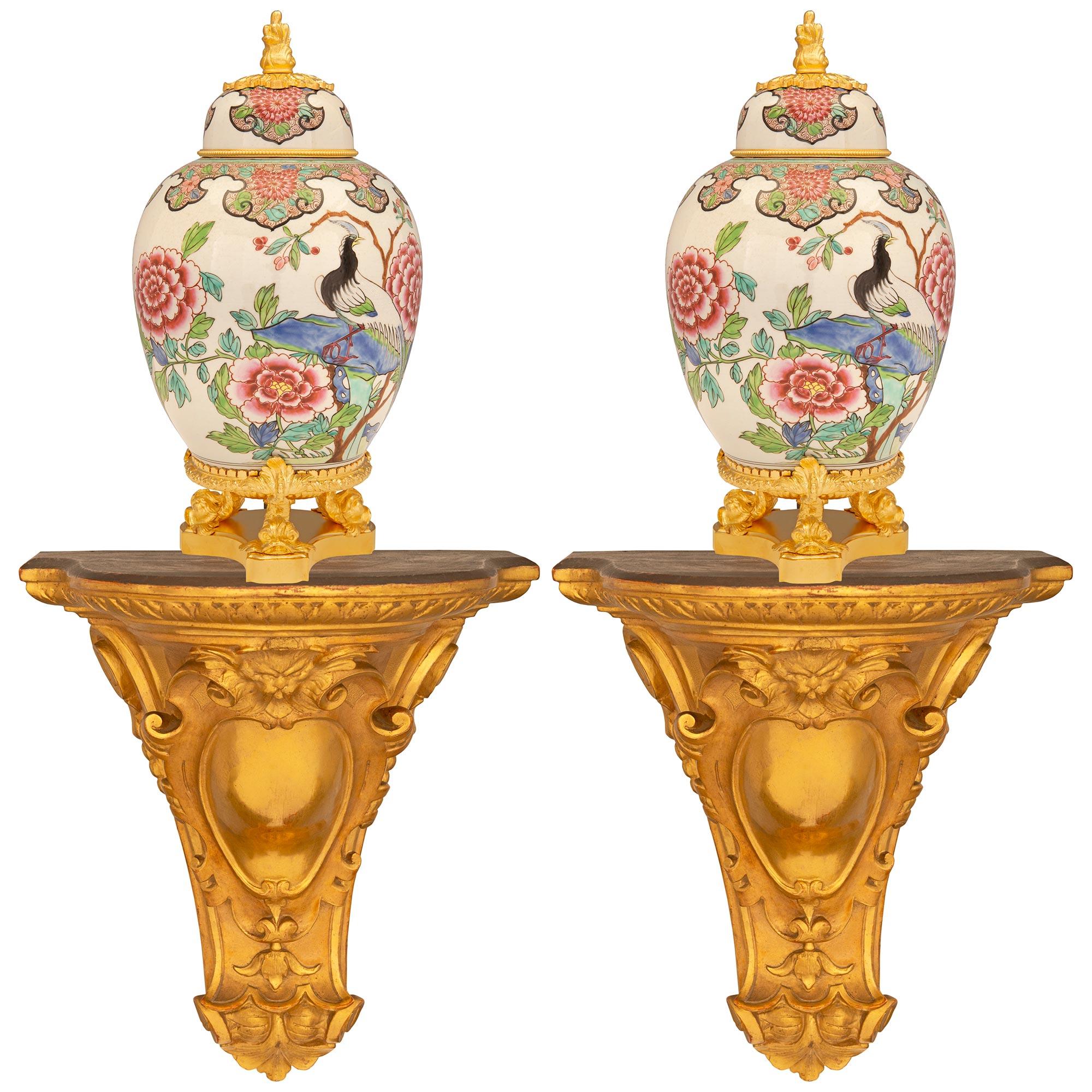 Paar französische Wandkonsolen aus Giltwood im Stil Louis XVI des 19. im Angebot 2