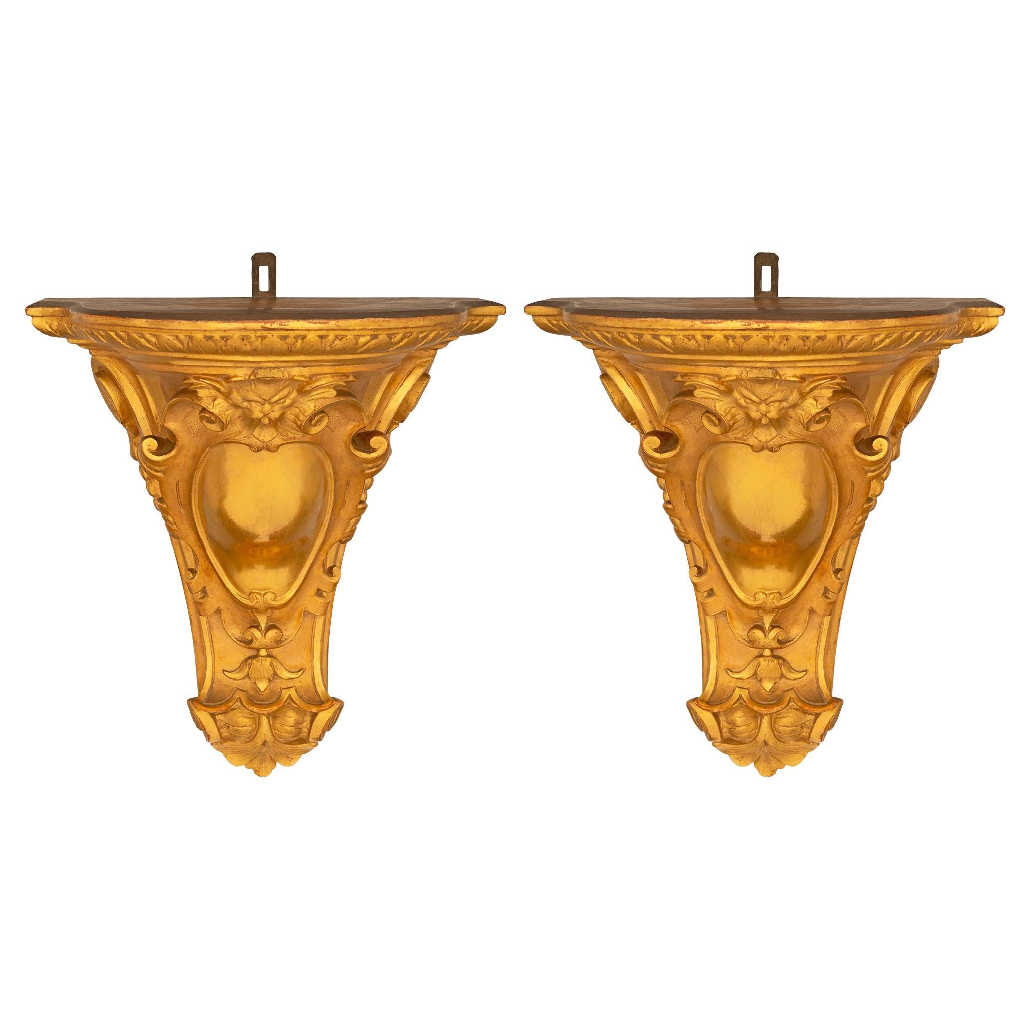 Paar französische Wandkonsolen aus Giltwood im Stil Louis XVI des 19. im Angebot