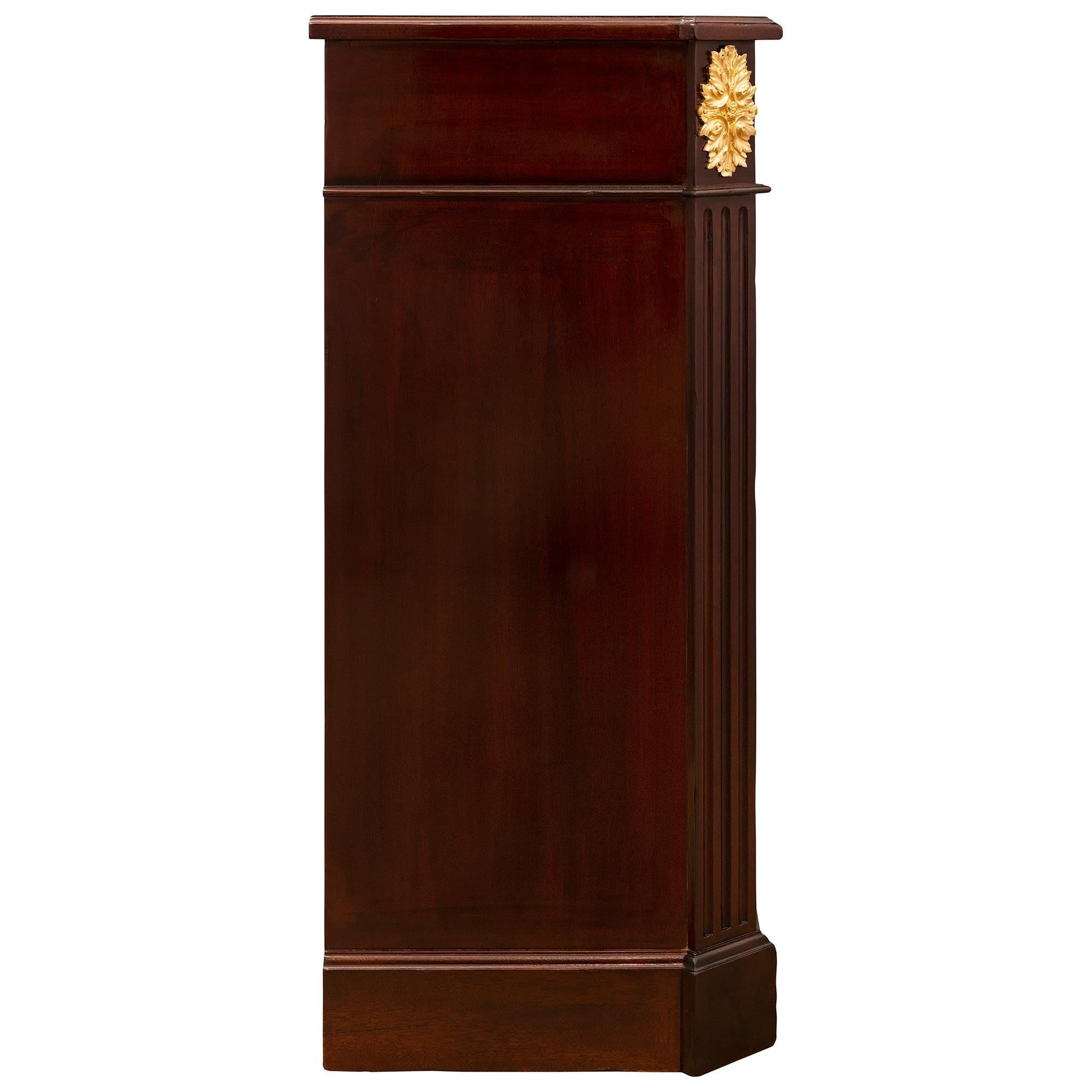 Similoro Coppia di armadi francesi del XIX secolo in mogano Luigi XVI e ormolatura in vendita