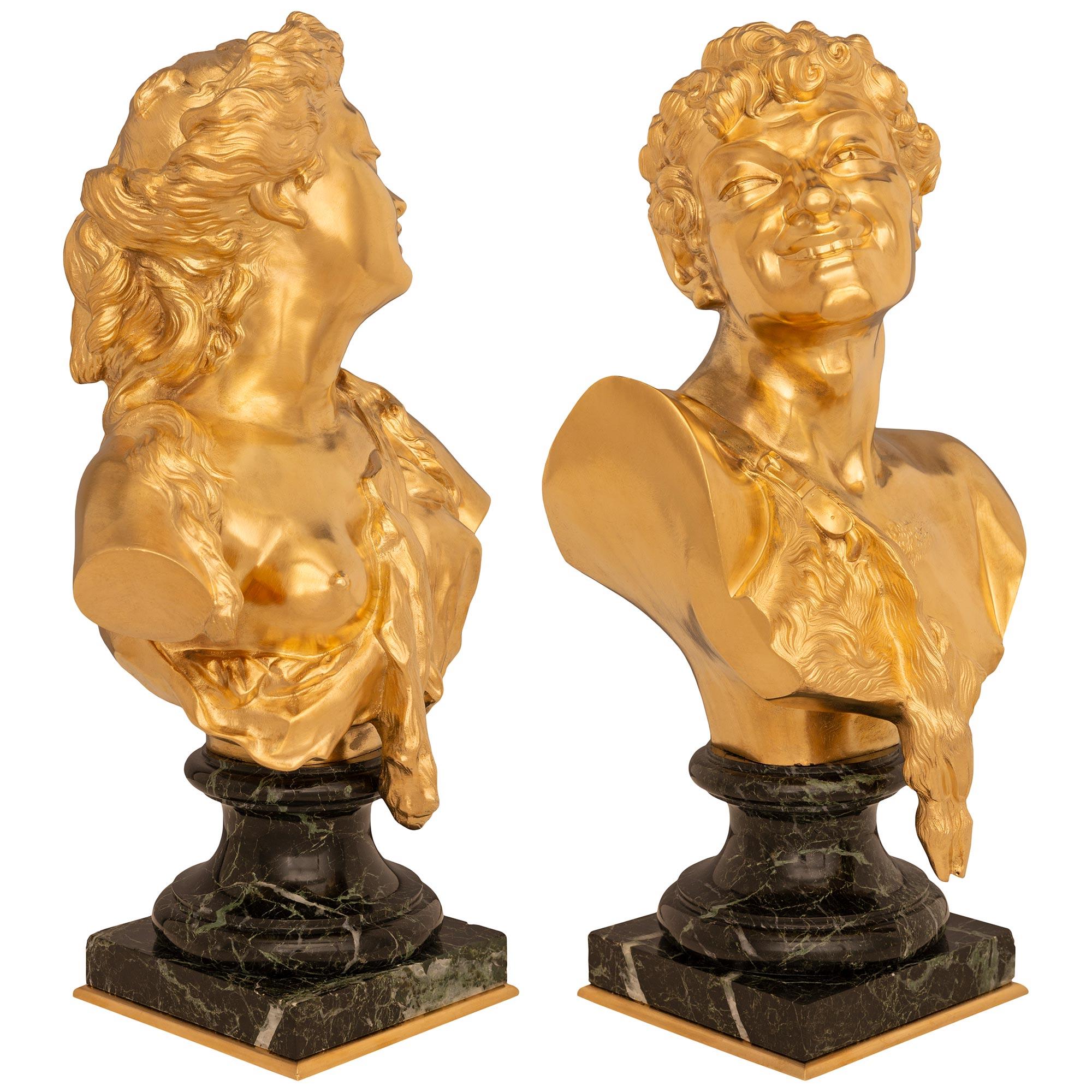 Français Paire de bustes français du 19ème siècle en marbre de style Louis XVI et bronze doré en vente