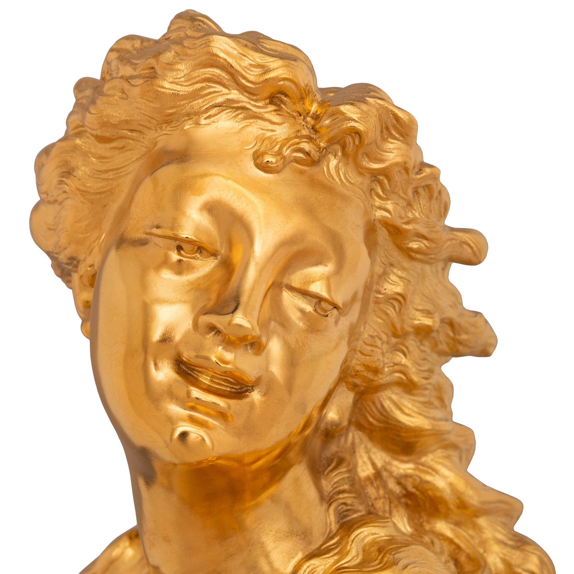Bronze doré Paire de bustes français du 19ème siècle en marbre de style Louis XVI et bronze doré en vente