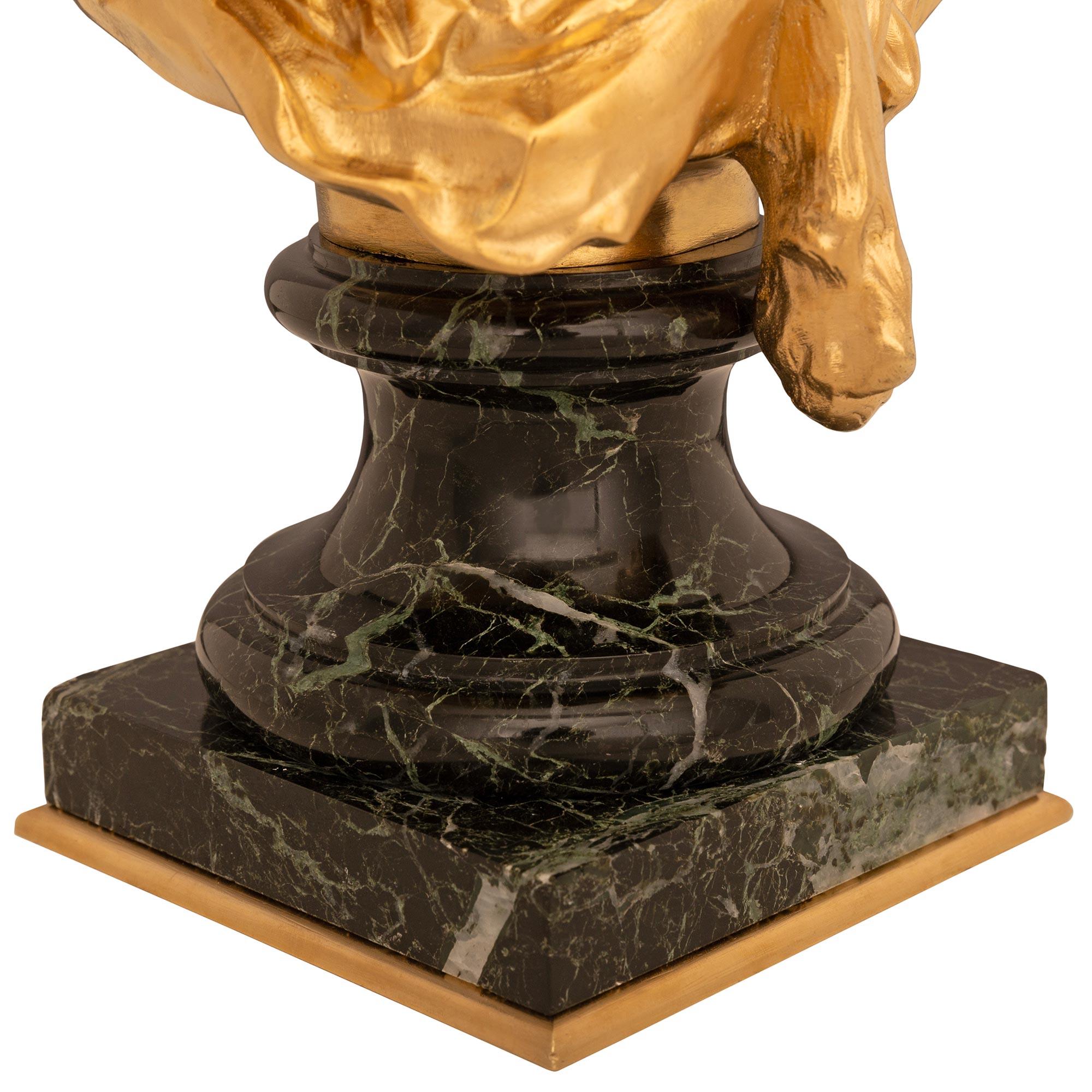Paire de bustes français du 19ème siècle en marbre de style Louis XVI et bronze doré en vente 2