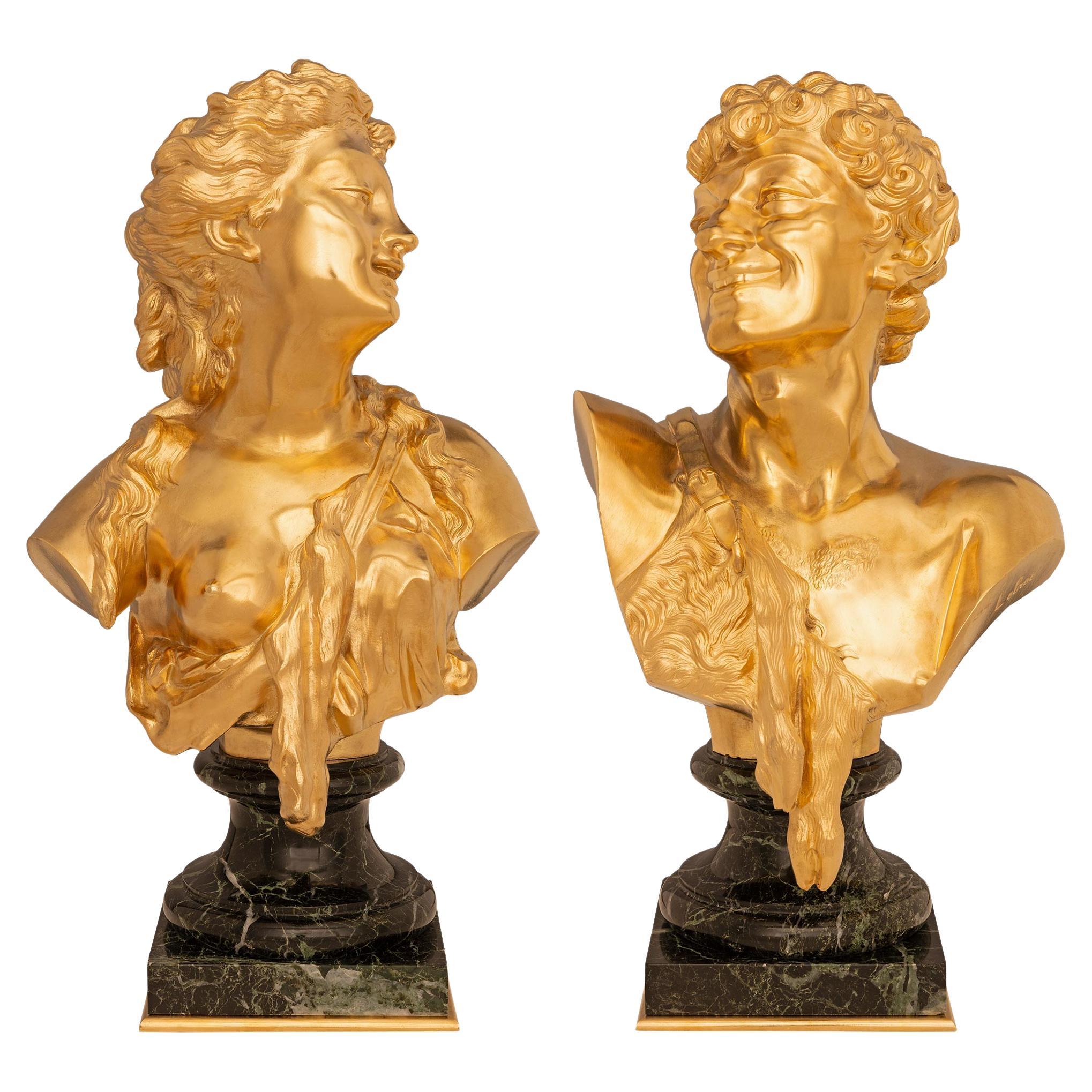 Paire de bustes français du 19ème siècle en marbre de style Louis XVI et bronze doré