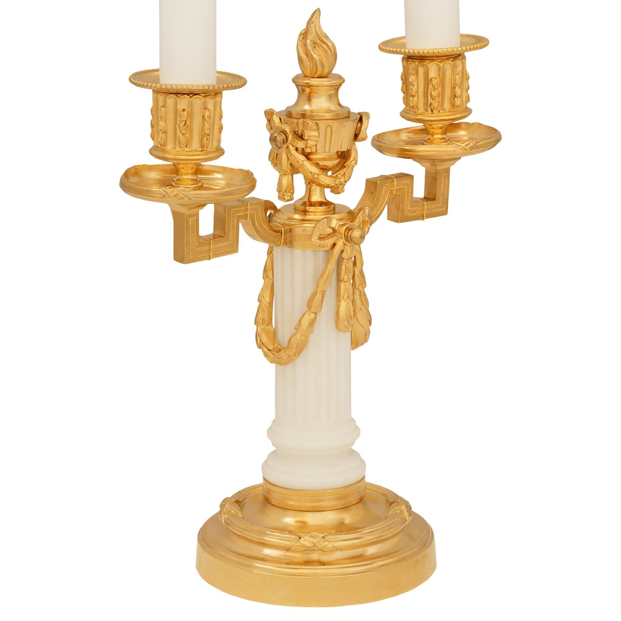 Francese coppia di lampade a candelabro francesi del XIX secolo in marmo e Ormolu di epoca Luigi XVI in vendita