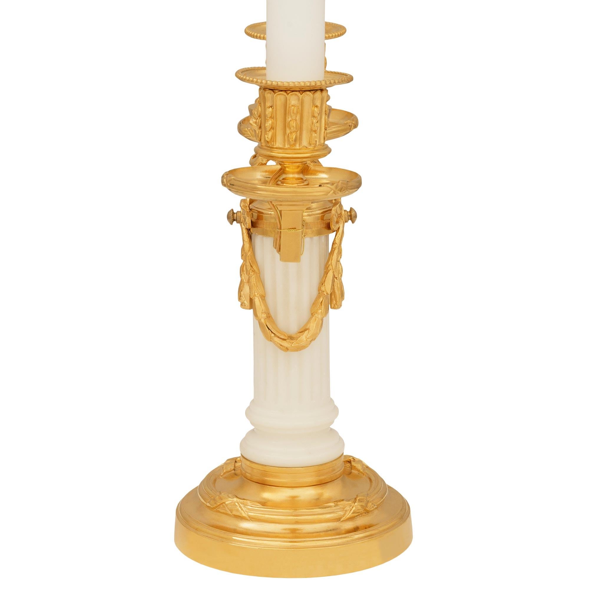 coppia di lampade a candelabro francesi del XIX secolo in marmo e Ormolu di epoca Luigi XVI In condizioni buone in vendita a West Palm Beach, FL