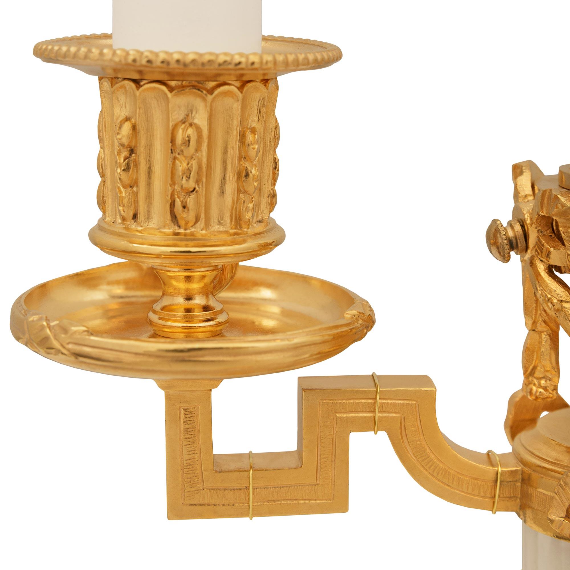 Similoro coppia di lampade a candelabro francesi del XIX secolo in marmo e Ormolu di epoca Luigi XVI in vendita