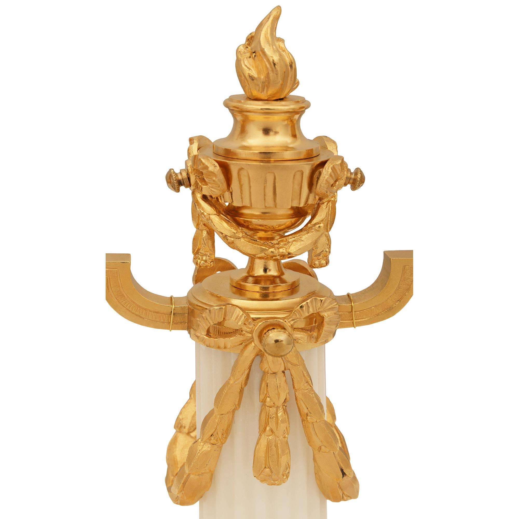 coppia di lampade a candelabro francesi del XIX secolo in marmo e Ormolu di epoca Luigi XVI in vendita 1