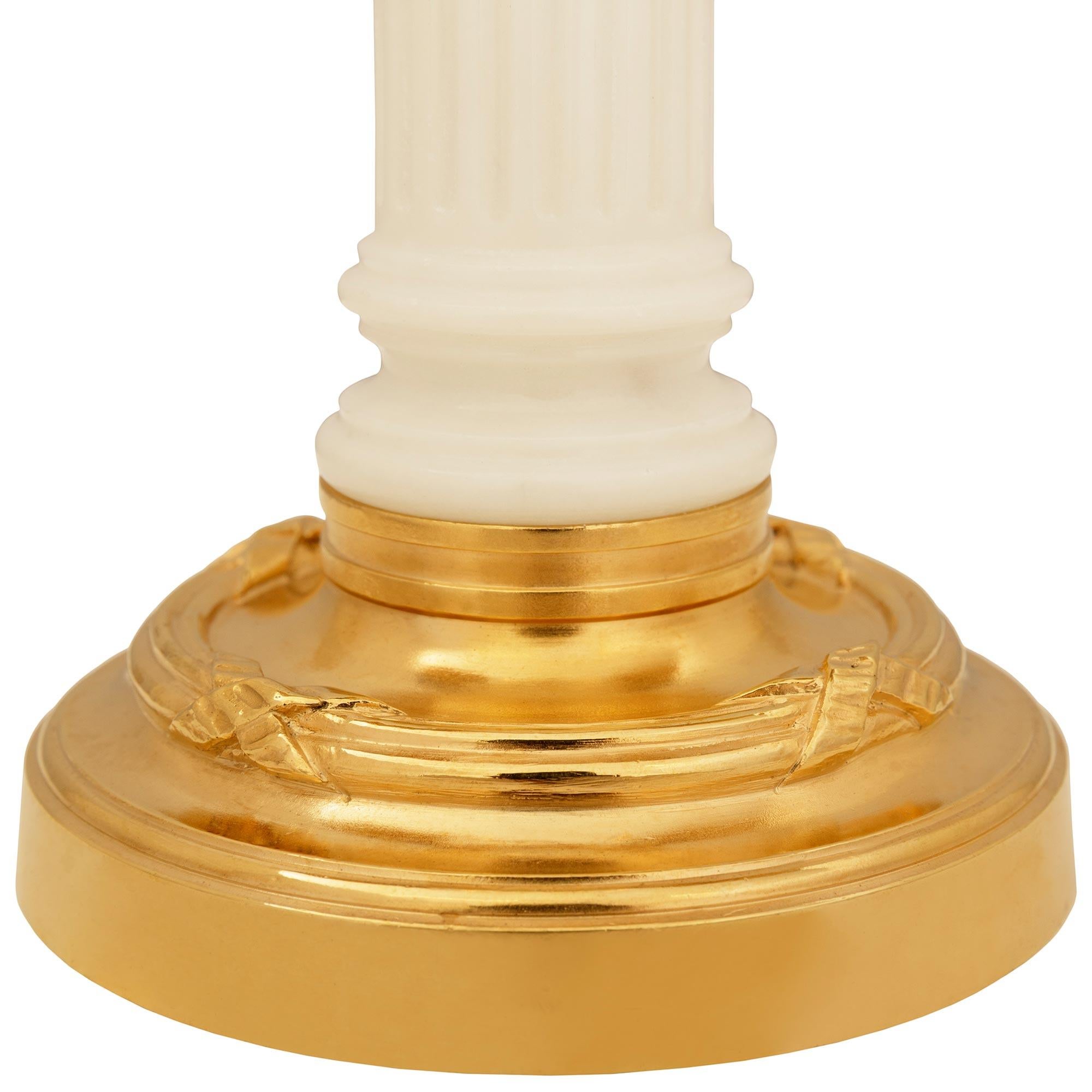 coppia di lampade a candelabro francesi del XIX secolo in marmo e Ormolu di epoca Luigi XVI in vendita 2
