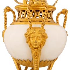 Paire de candélabres de style Louis XVI du 19ème siècle en marbre et bronze doré
