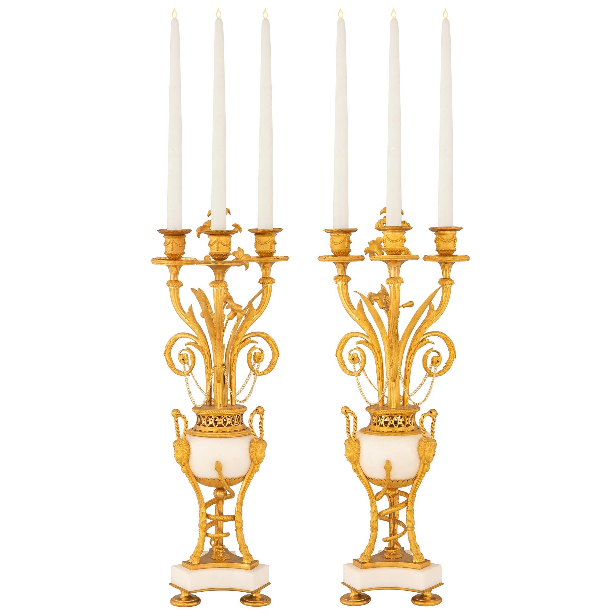 Français Paire de candélabres de style Louis XVI du 19ème siècle en marbre et bronze doré en vente