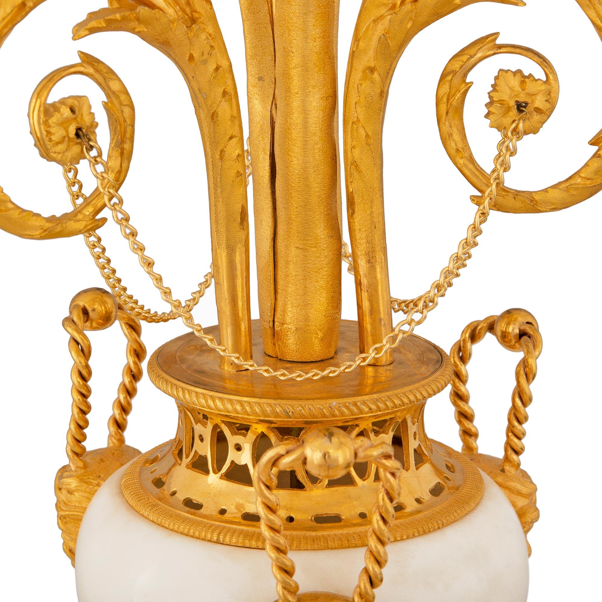 XIXe siècle Paire de candélabres de style Louis XVI du 19ème siècle en marbre et bronze doré en vente