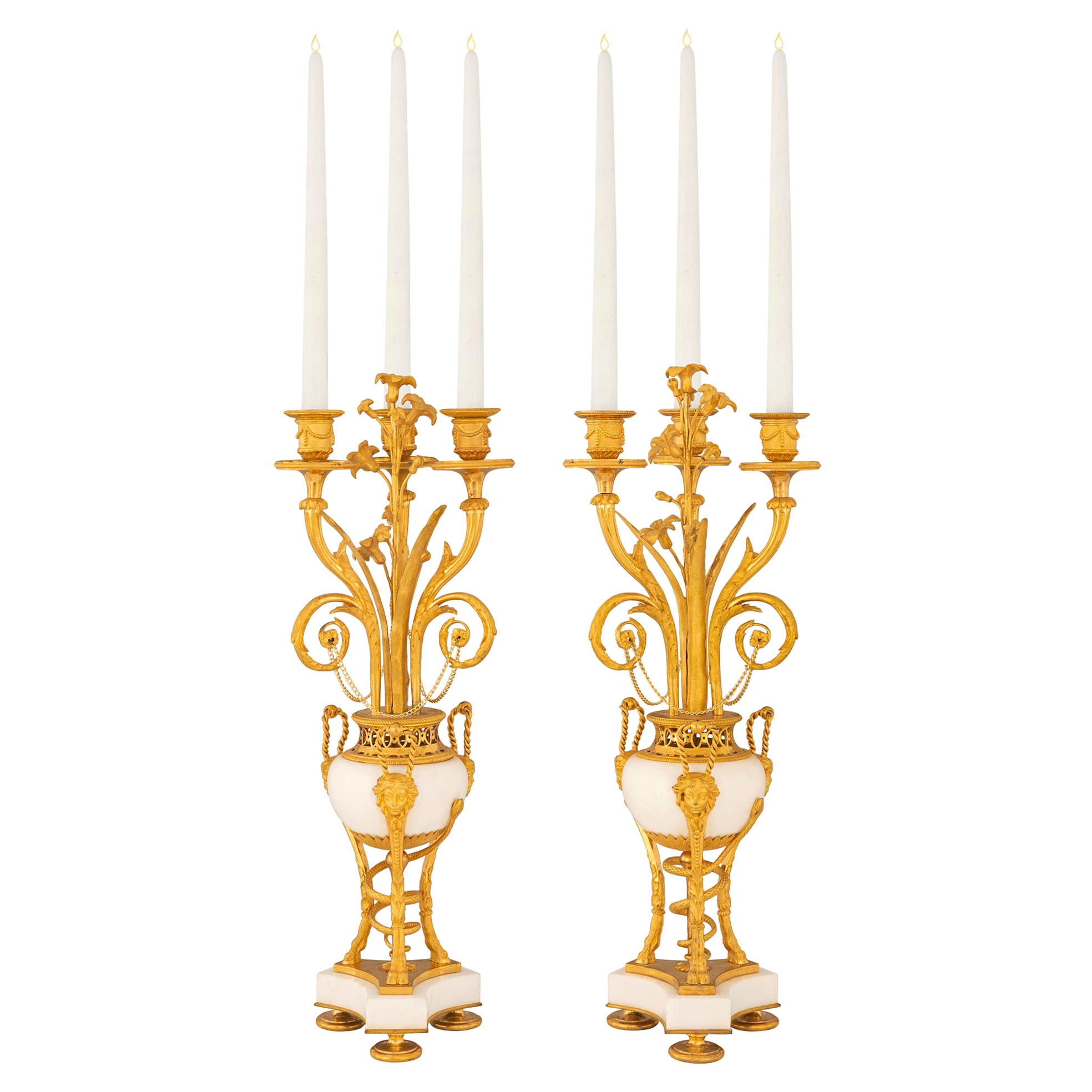 Paar französische Louis-XVI-Kandelaber aus Marmor und Goldbronze aus dem 19. Jahrhundert