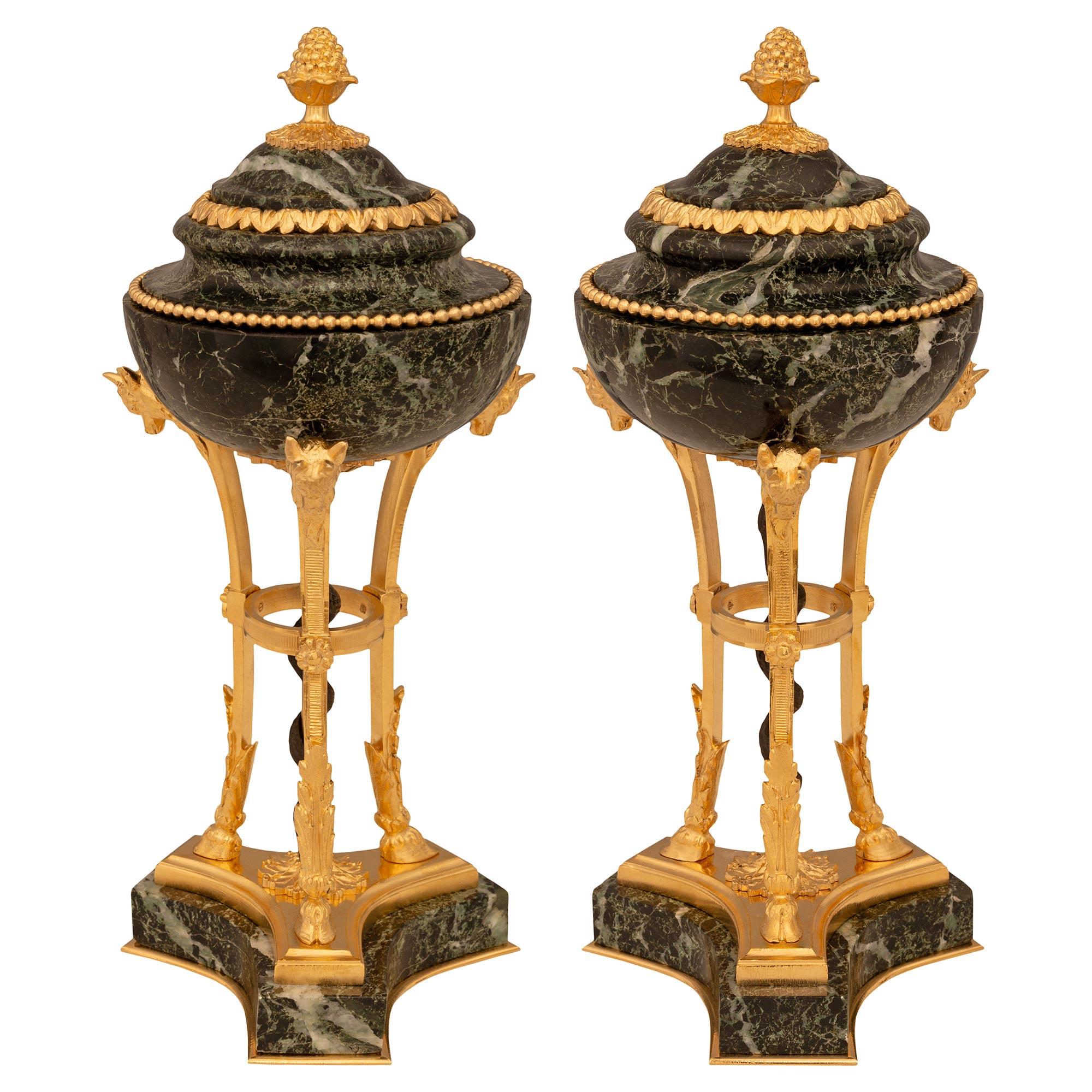 Paar französische Louis-XVI-Kerzenständer aus Marmor und Goldbronze aus dem 19. Jahrhundert (Louis XVI.) im Angebot