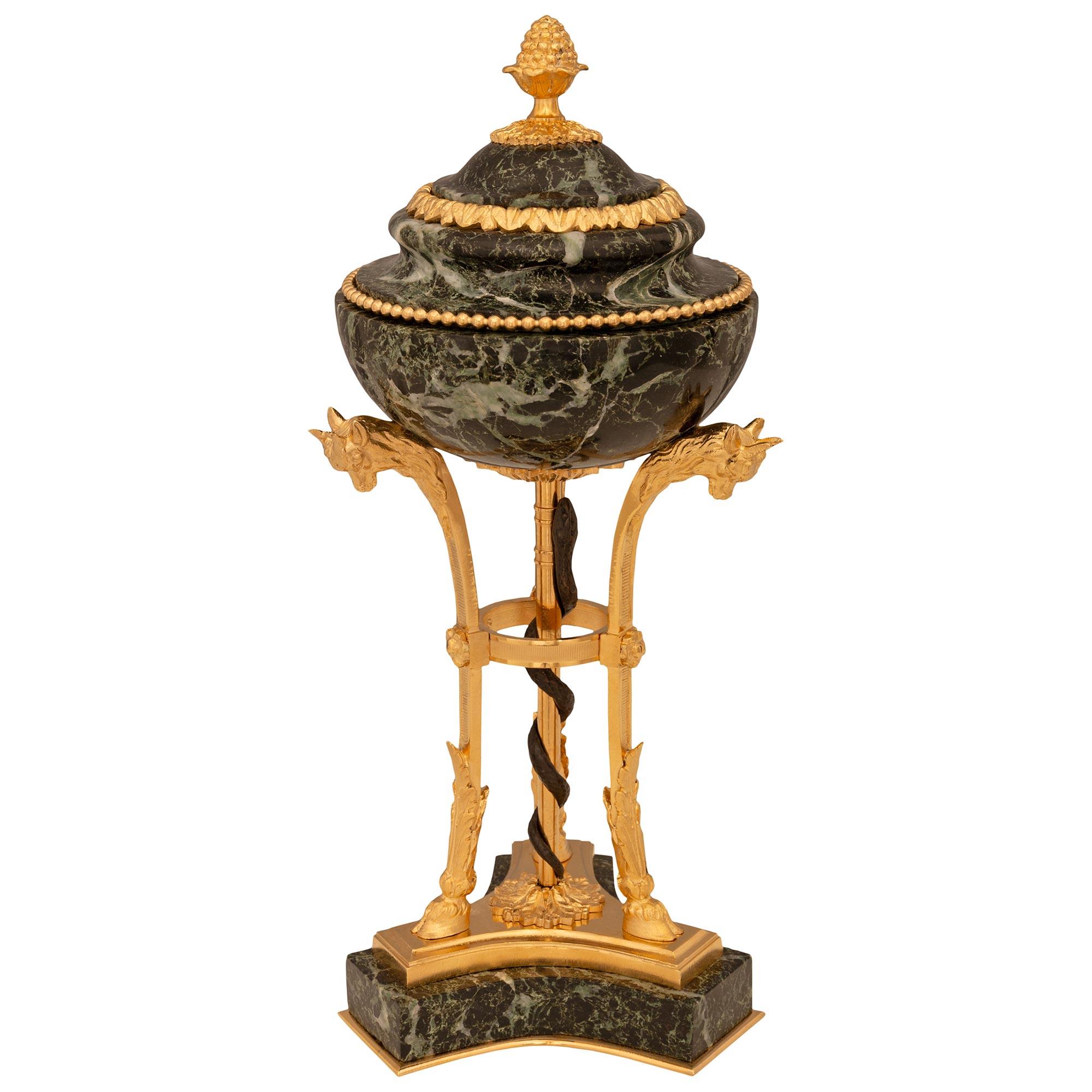 Paar französische Louis-XVI-Kerzenständer aus Marmor und Goldbronze aus dem 19. Jahrhundert (Französisch) im Angebot