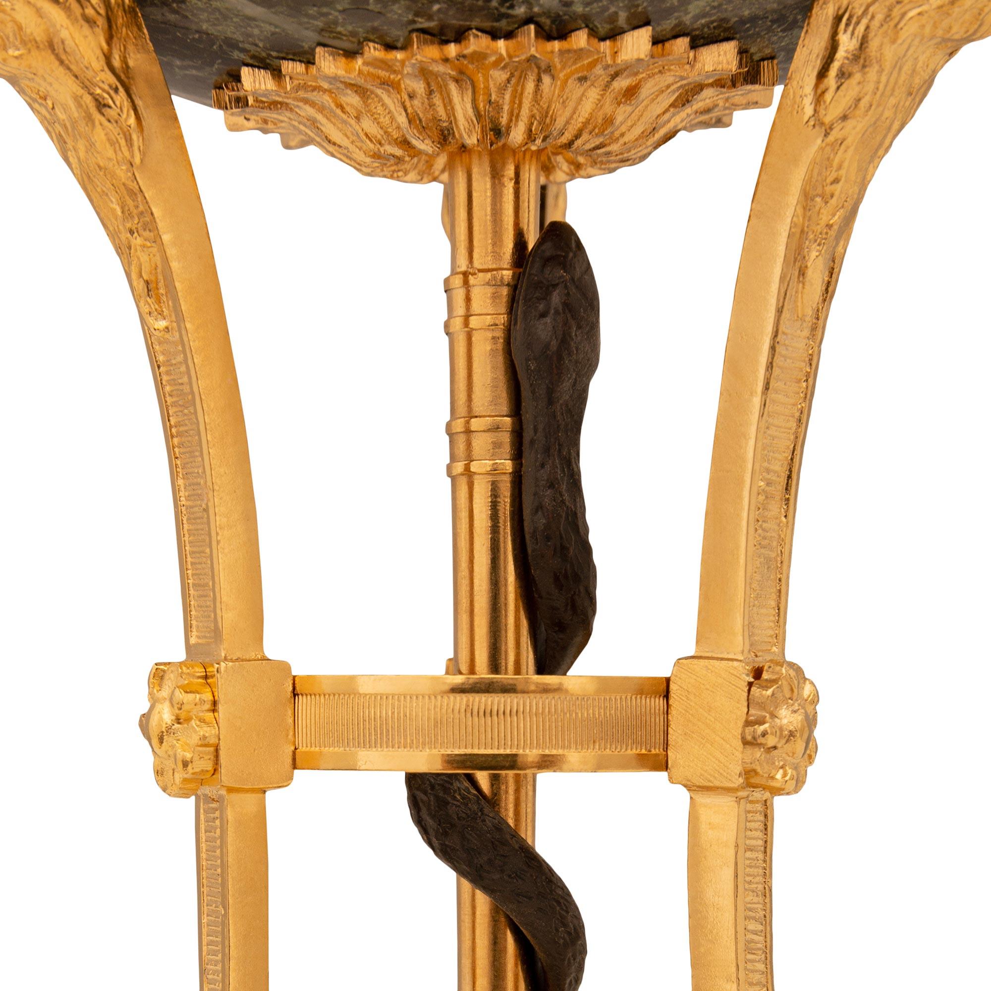 Paire de chandeliers français du 19e siècle en marbre et bronze doré de style Louis XVI en vente 2
