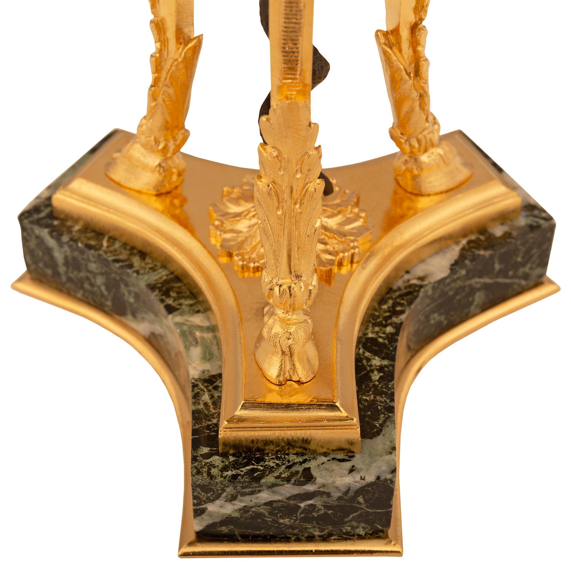 Paire de chandeliers français du 19e siècle en marbre et bronze doré de style Louis XVI en vente 3