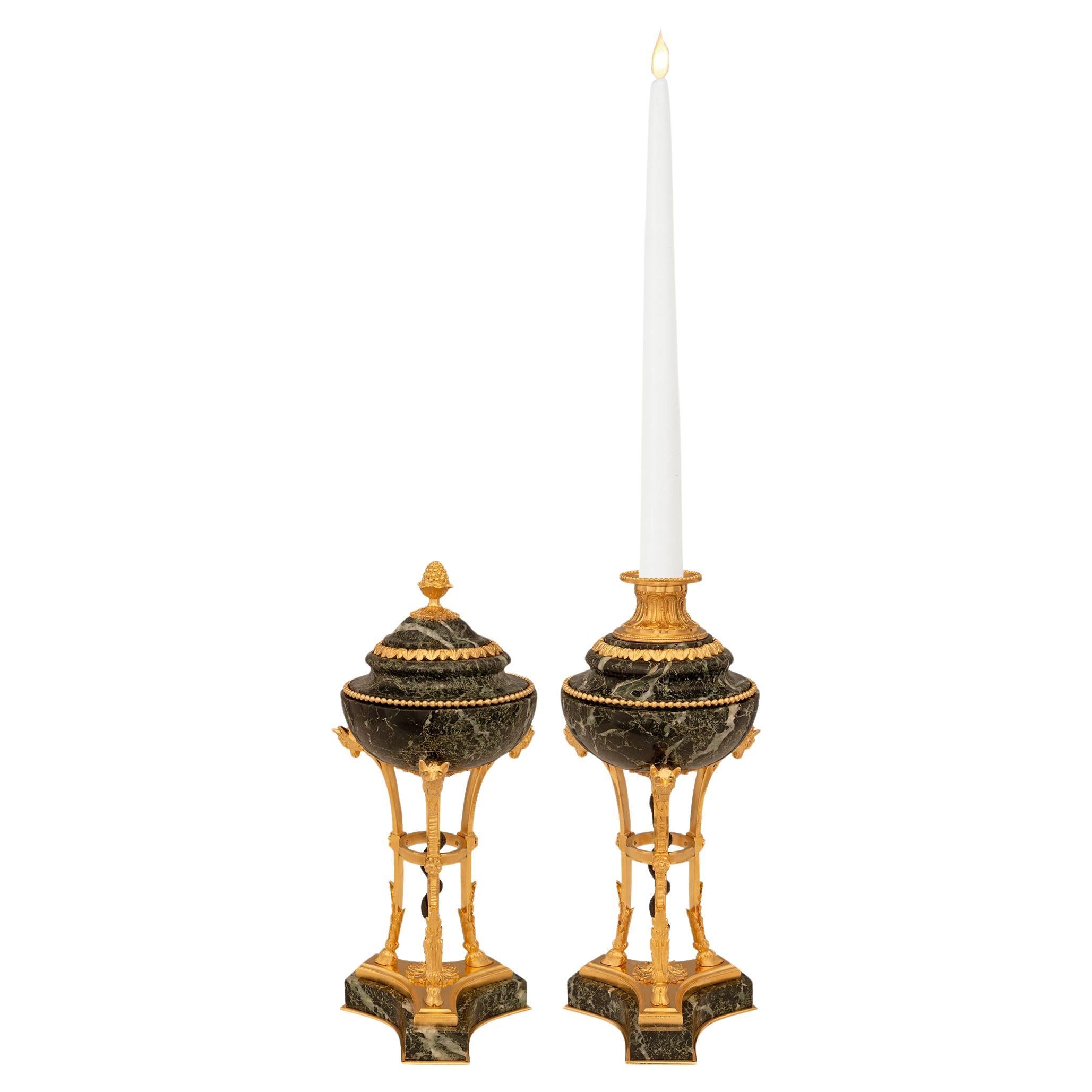Paar französische Louis-XVI-Kerzenständer aus Marmor und Goldbronze aus dem 19. Jahrhundert im Angebot