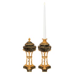 Paar französische Louis-XVI-Kerzenständer aus Marmor und Goldbronze aus dem 19. Jahrhundert