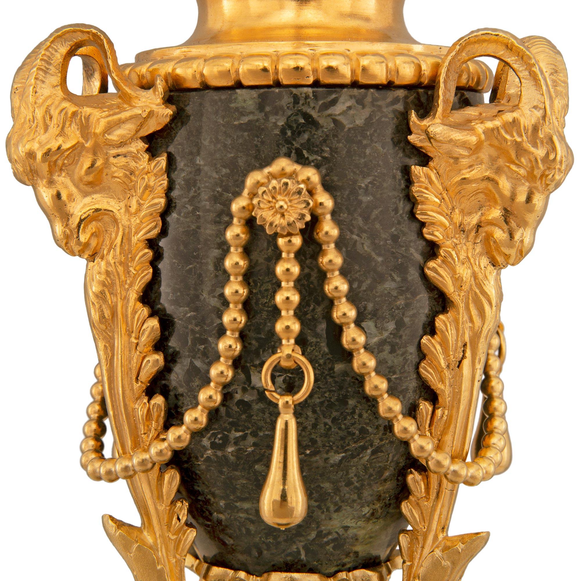 Paar französische Louis-XVI-Kaskasoletten aus Marmor und Goldbronze aus dem 19. Jahrhundert (Französisch) im Angebot