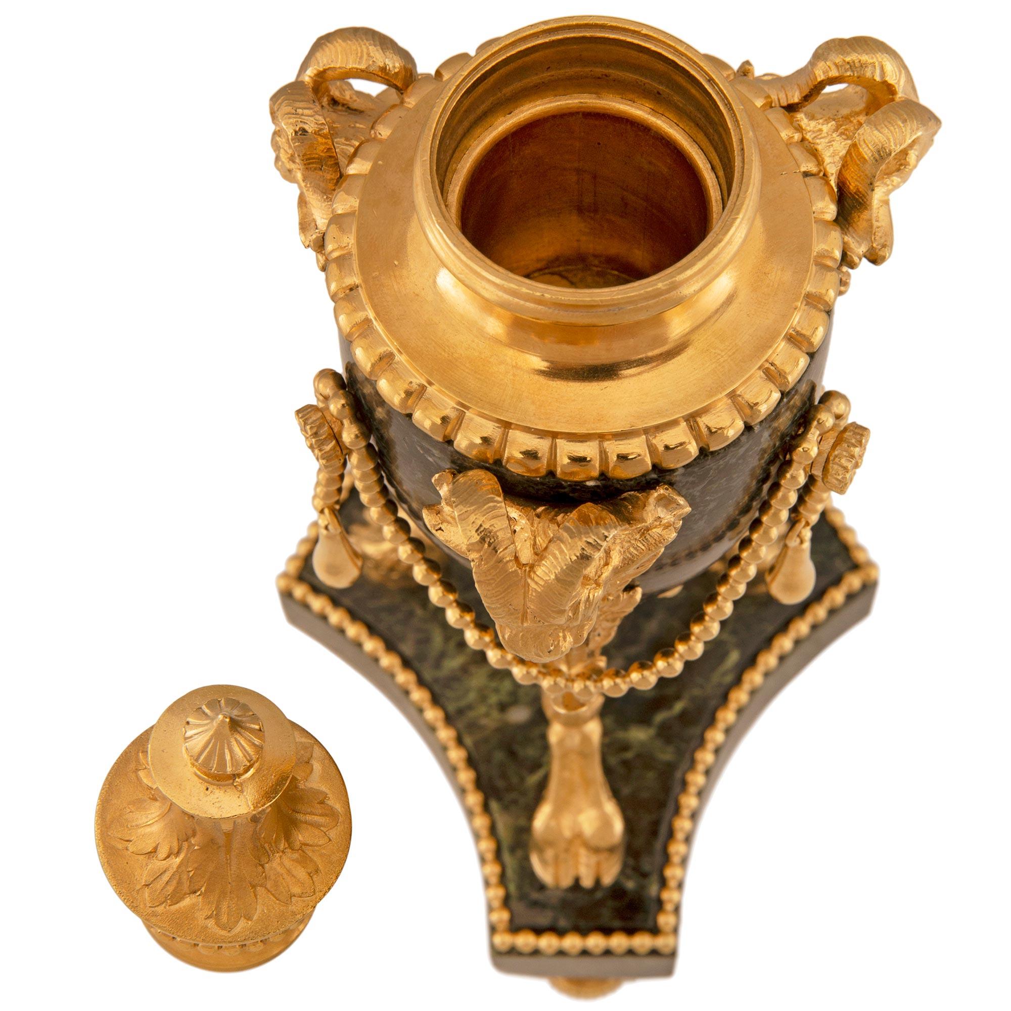 Paar französische Louis-XVI-Kaskasoletten aus Marmor und Goldbronze aus dem 19. Jahrhundert im Angebot 1