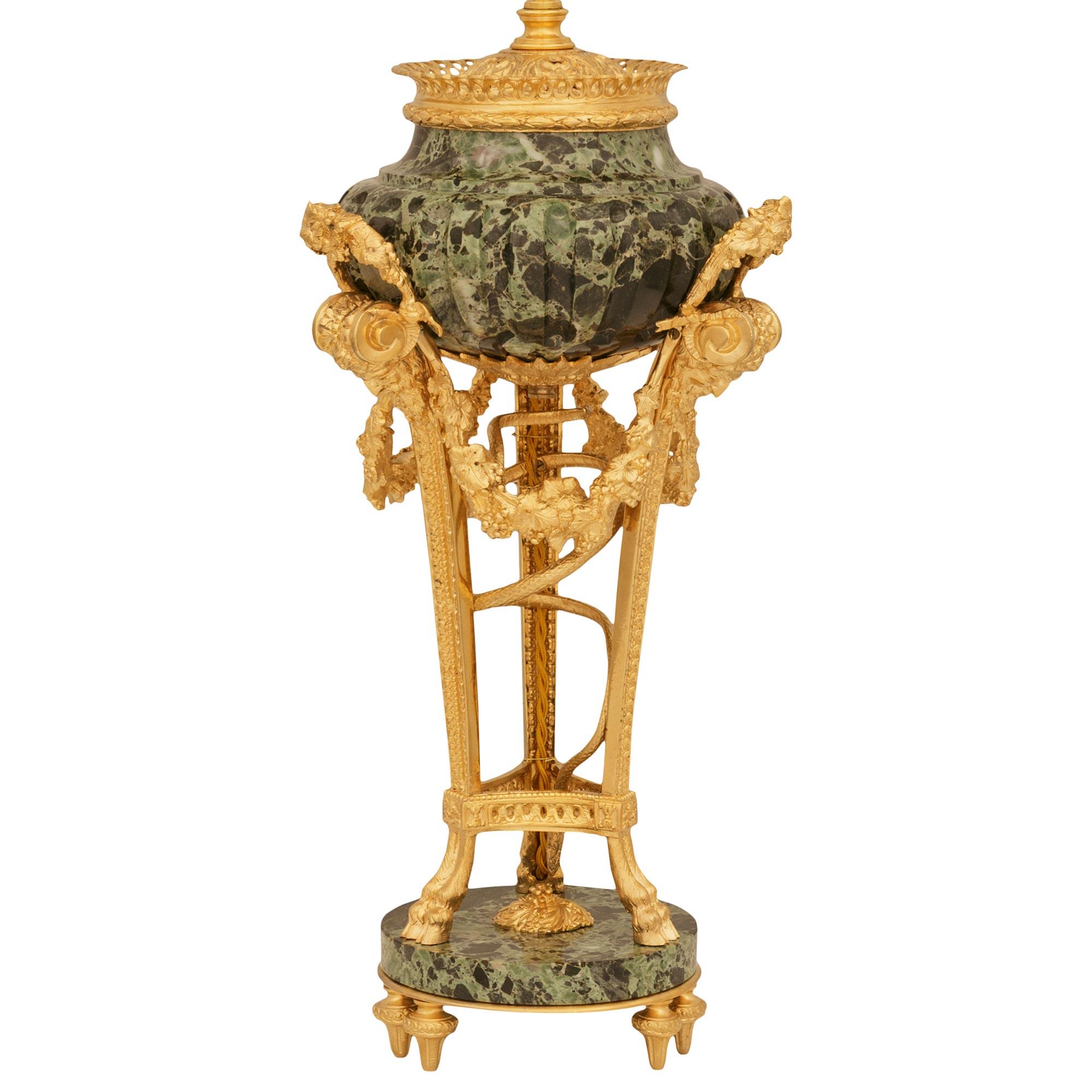 pareja de lámparas francesas del siglo xix de mármol y ormolu de estilo Luis XVI Francés en venta