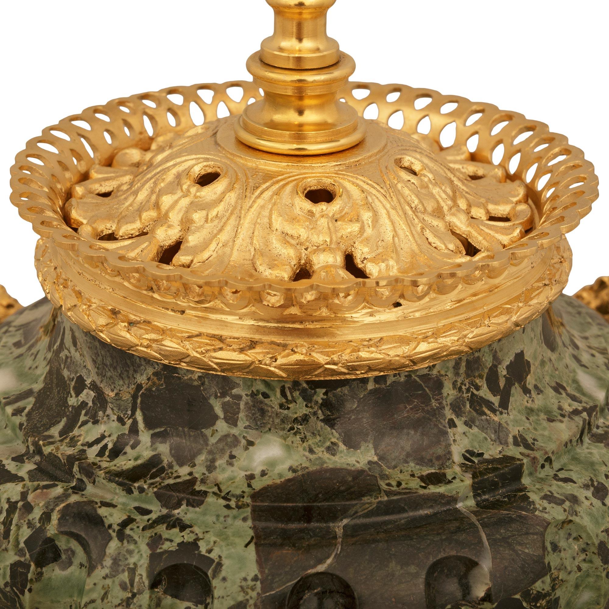 pareja de lámparas francesas del siglo xix de mármol y ormolu de estilo Luis XVI en Bueno estado para la venta en West Palm Beach, FL