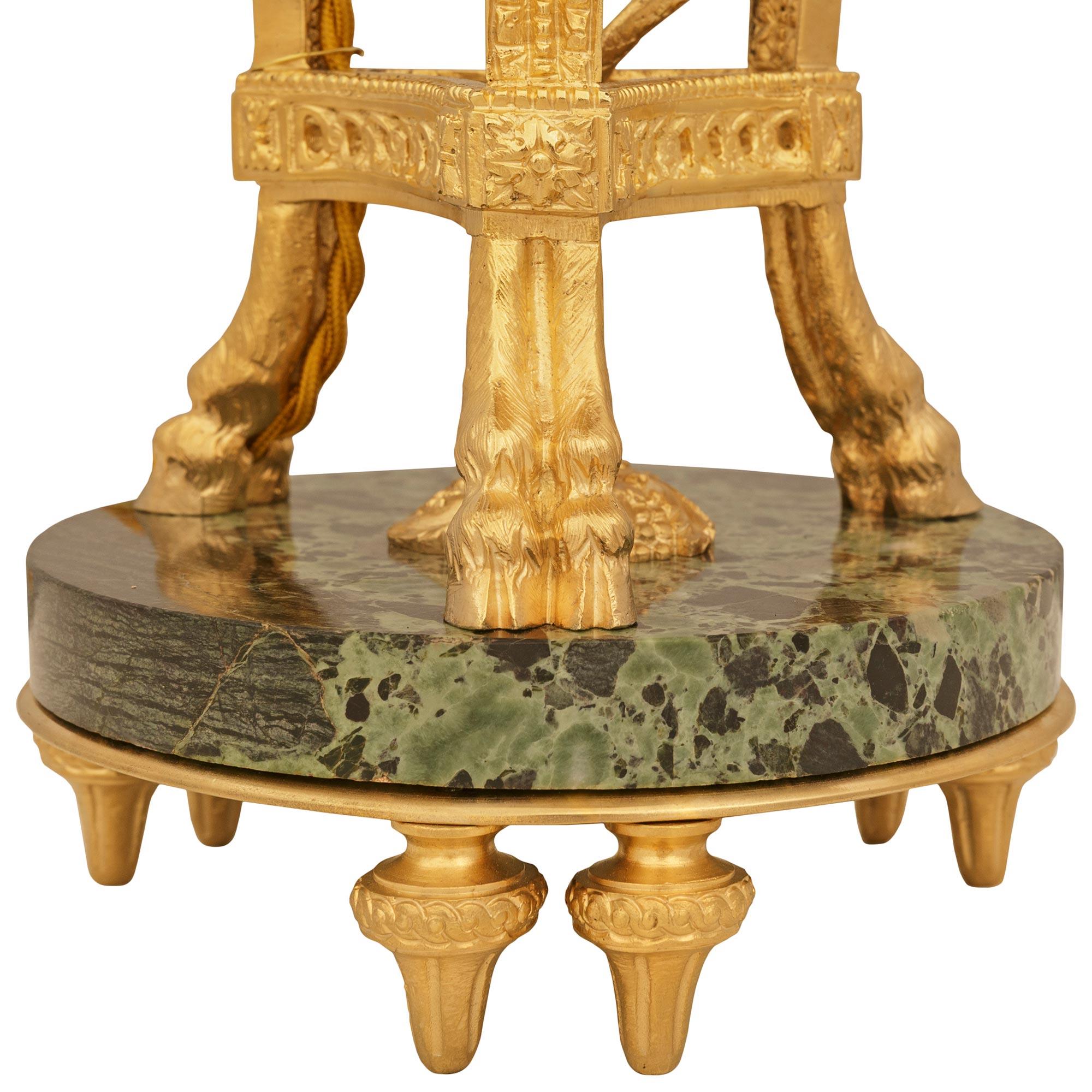 pareja de lámparas francesas del siglo xix de mármol y ormolu de estilo Luis XVI en venta 3