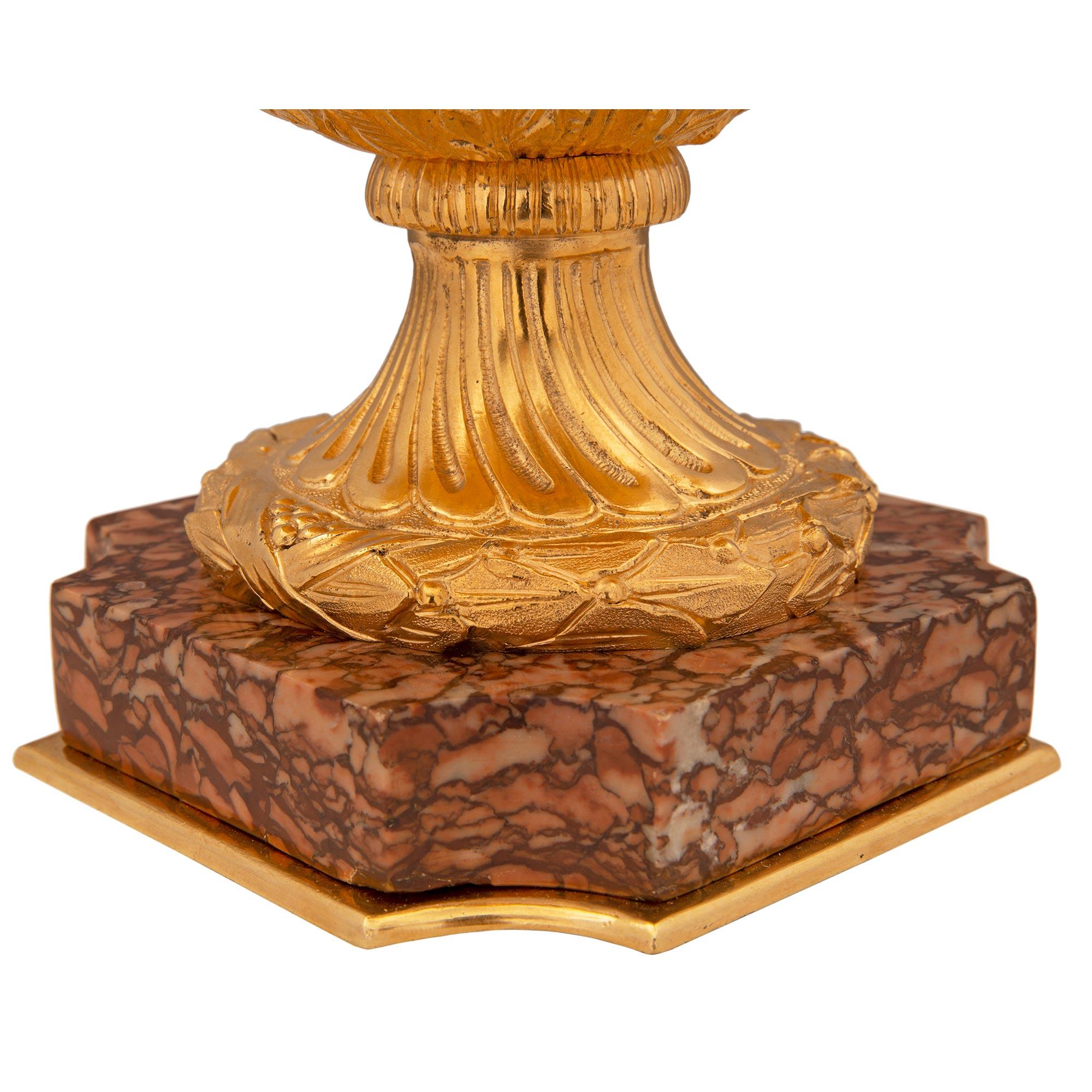 Paire d'urnes à couvercle en marbre et bronze doré de style Louis XVI du 19ème siècle français en vente 4
